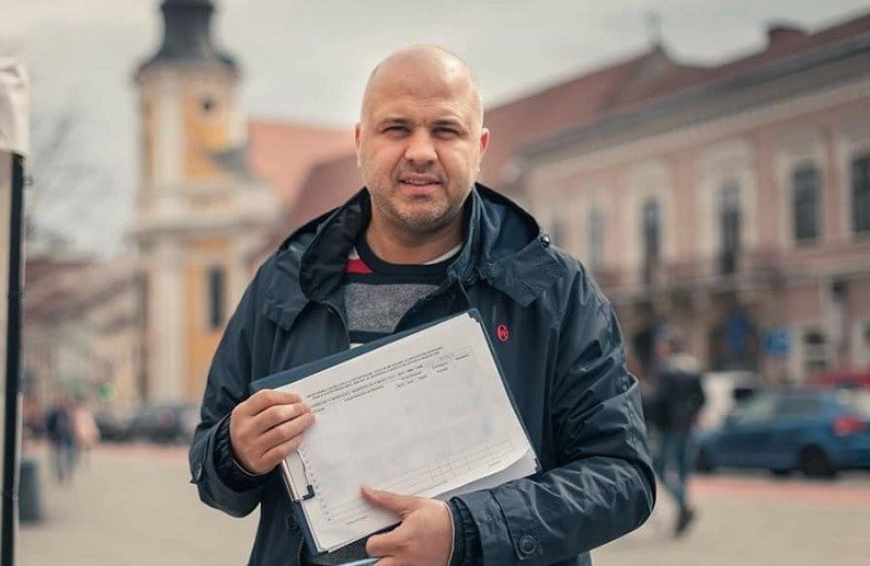 Conflictul de la ședința Camerei Deputaților escaladează: Sorin Grindeanu îi interzice deputatului USR Emanuel Ungureanu să vorbească dacă acesta nu se îmbracă în sacou Un incident neașteptat a izbucnit miercuri în plenul Camerei Deputaților, atrăgând atenția asupra tensiunilor din campania politică și a protocolului neobișnuit instaurat în timpul ședințelor legislative