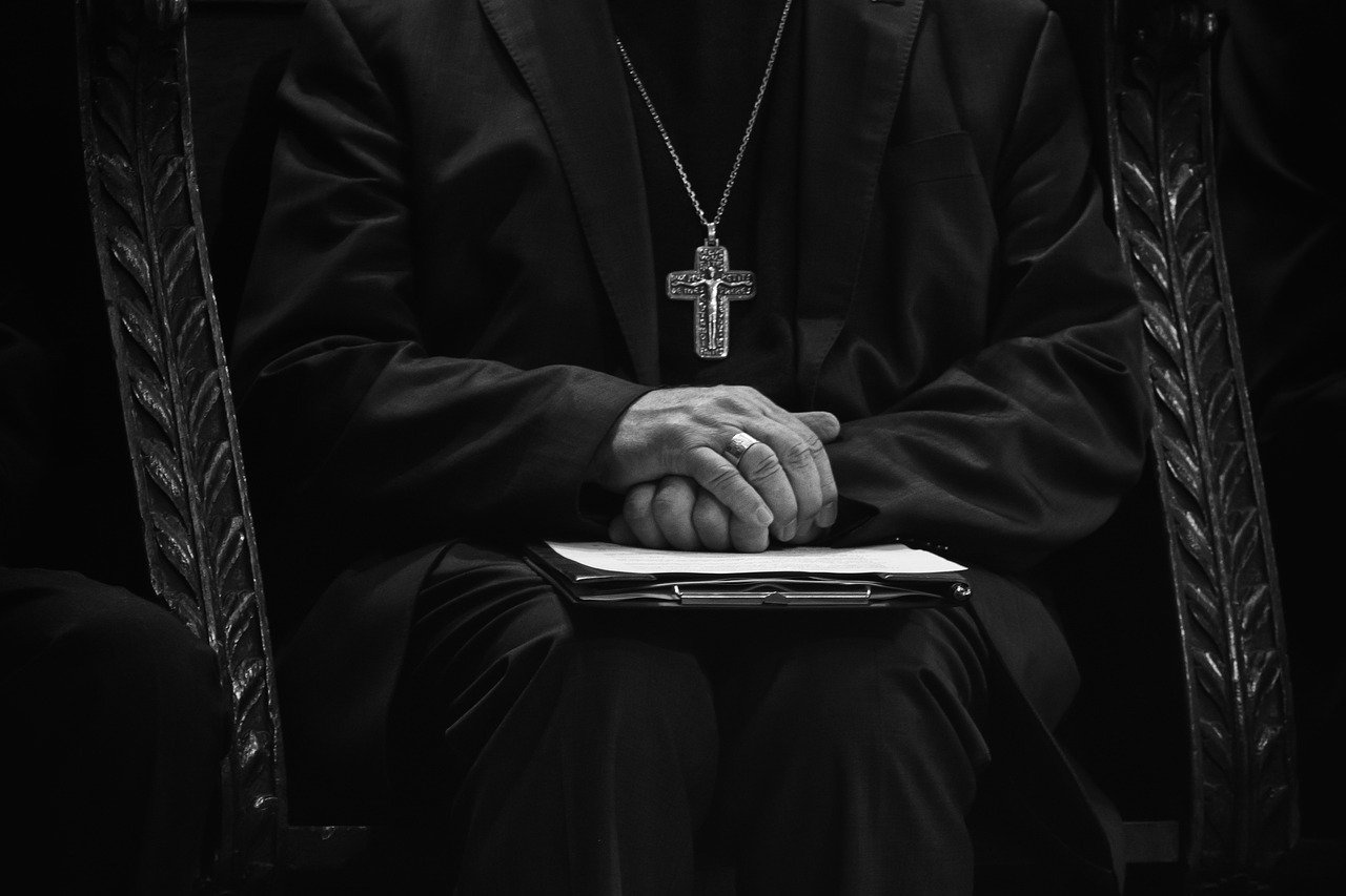 Episcopul Andrzej Jez, cel mai înalt prelatu catolic din Polonia implicat într-un scandal de natură penală legat de abuzuri sexuale, a fost prezentat miercuri în fața instanței din orașul Tarnów, unde se judecă cazul său