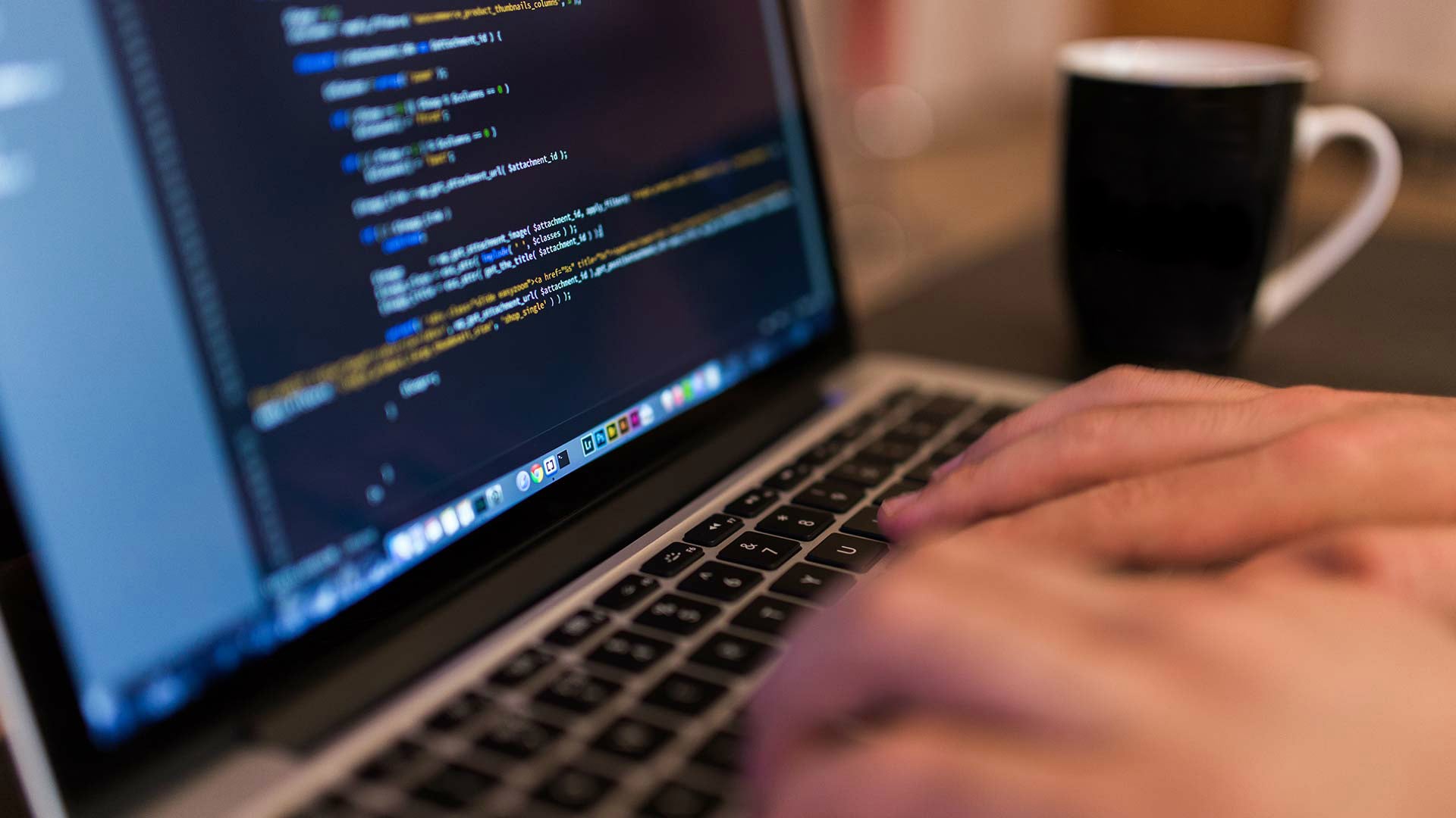 Inteligența artificială nu mai este doar un gadget inovator în domeniul software, ci a devenit o unealtă esențială, capabilă să révolutioneze modul în care dezvoltatorii creează și optimizează programe