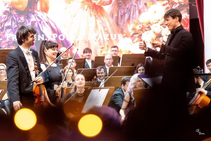 Numărul tinerilor interesați de muzica clasică a înregistrat o creștere spectaculoasă la Filarmonica din Oradea, un fenomen care reflectă schimbări semnificative în abordarea instituției față de public și modul în care promovează cultura muzicală în rândul generației digitale