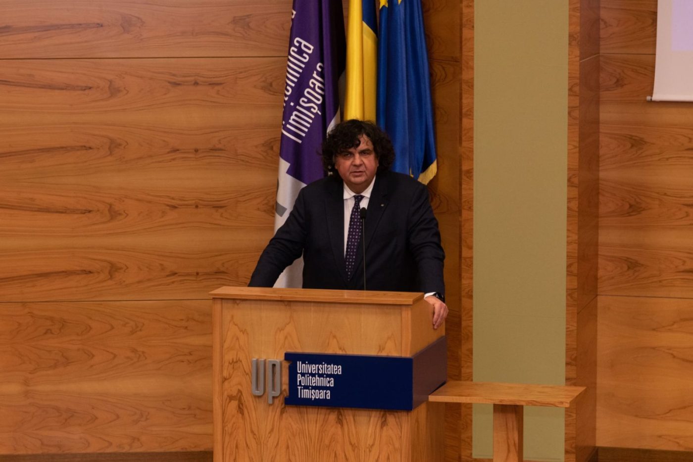 Educația și cercetarea, victime ale subfinanțării în România: o criză latentă care riscă să compromită viitorul țării În condițiile în care economia României traversează o perioadă dificilă, problemele sistemului de educație și cercetare devin tot mai stringente, riscând să împingă țara spre o criză de perspectivă pe termen lung