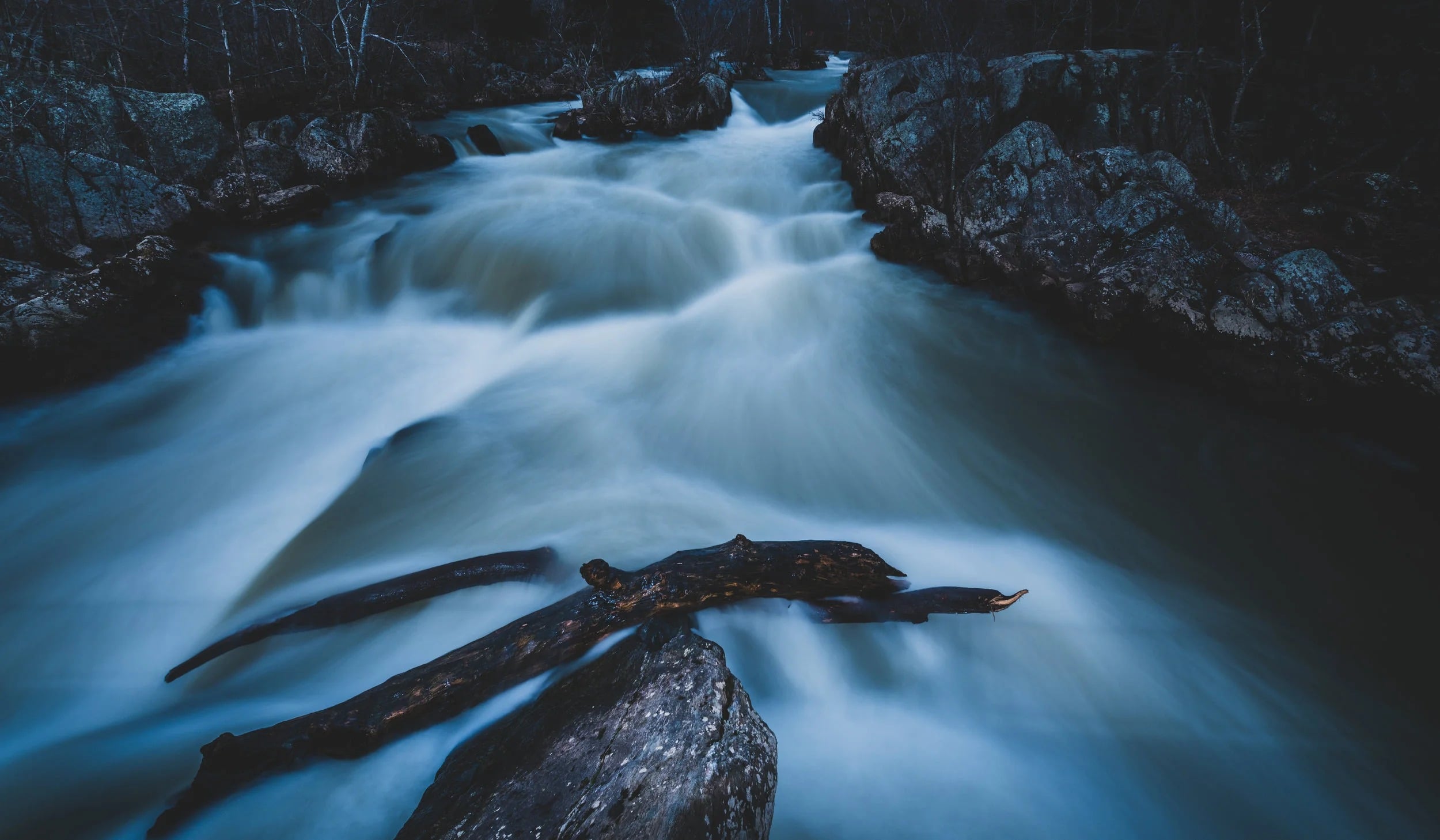 Efectul „mătăsos” al apei în fotografie: Secretele din spatele unui instantaneu cinematic Capturarea unei ape sfârșește, adesea, printr-un joc subtil de lumină și timp