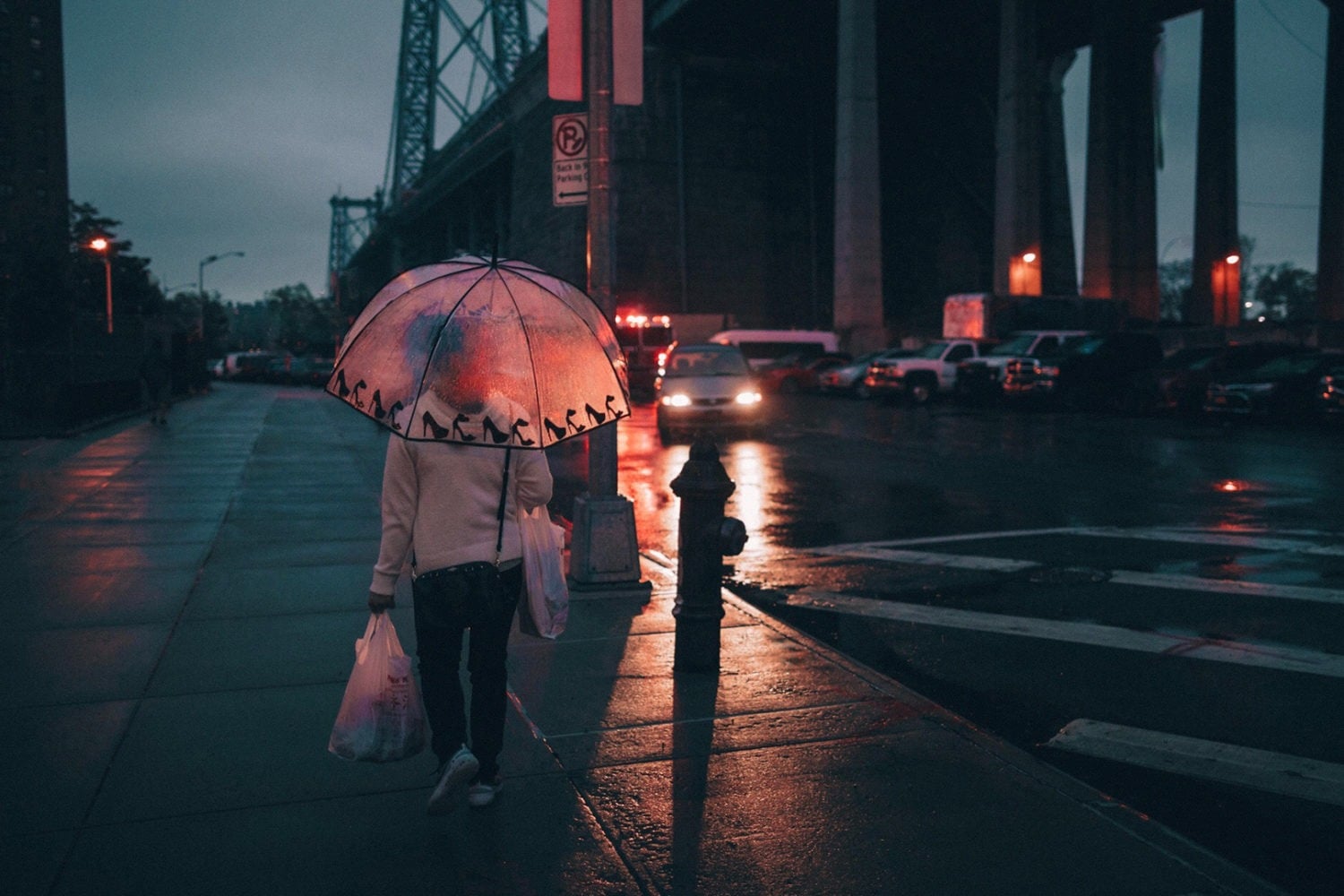 Fotografia de noapte fără trepied pare, la prima vedere, un sport rezervat celor cu echipamente specializate sau cu nervi de oțel