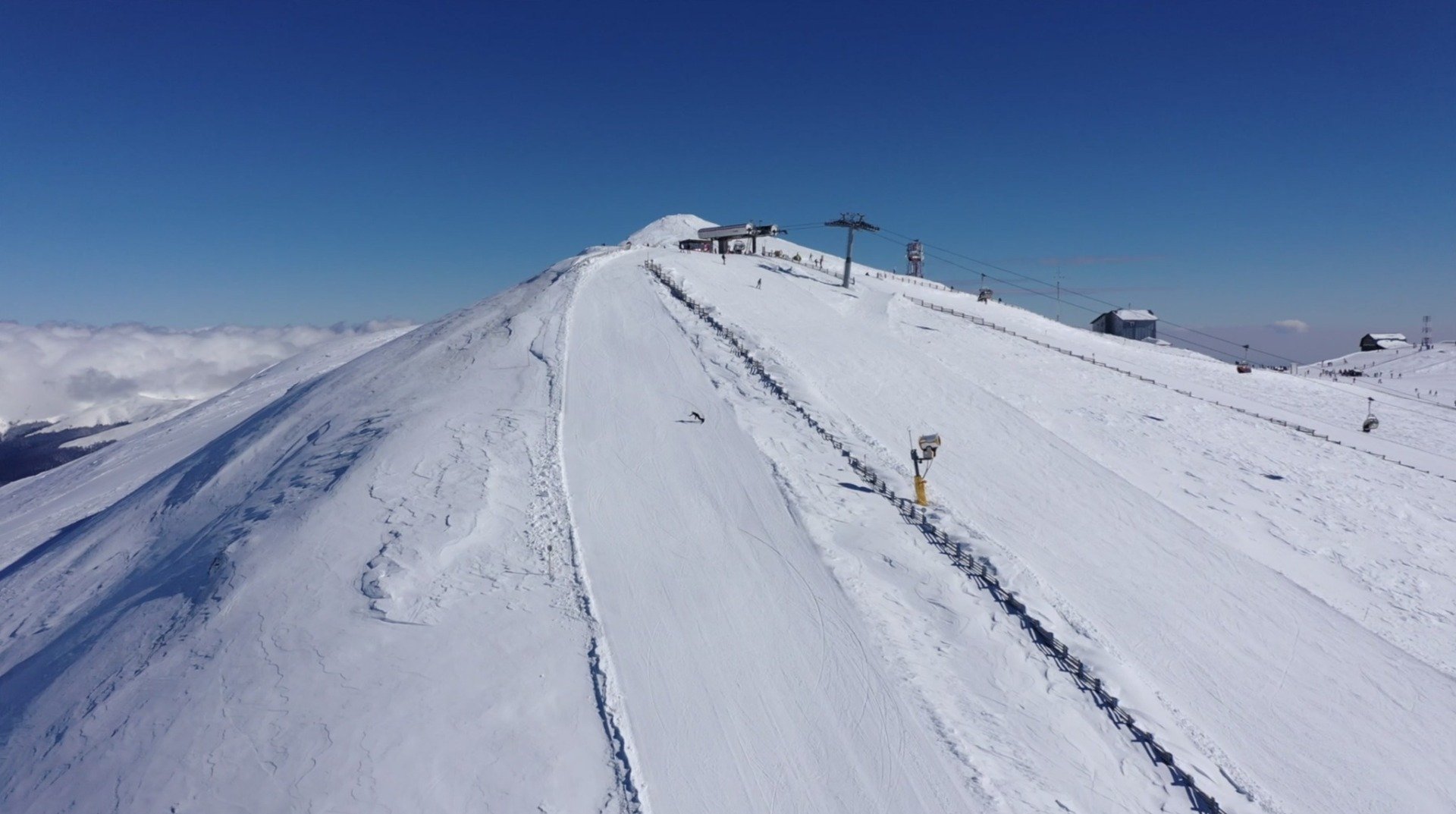 Proprietarii stațiunii Sinaia se bucură sâmbătă de un aflux considerabil de turiști, aproape 2.500 de persoane fiind deja pe domeniul schiabil, în ciuda începutului de mai, semn că sezonul de iarnă s-a încheiat oficial, dar iubitorii sporturilor de iarnă nu se dau mai ușor bătuți