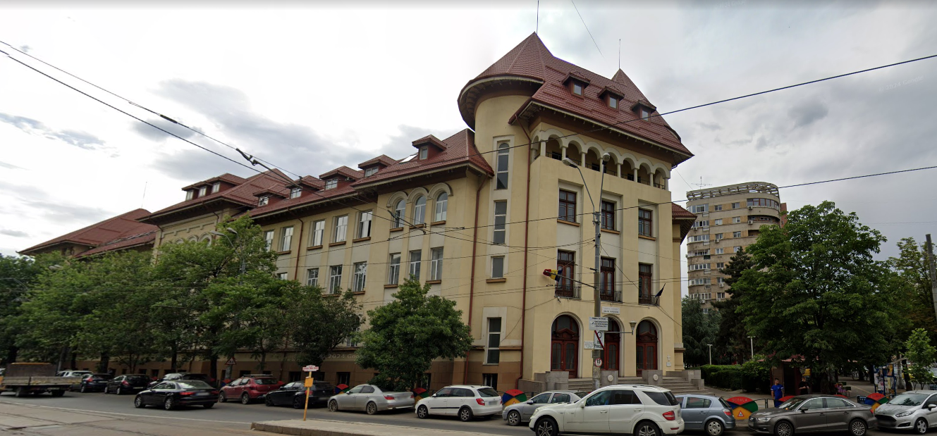 Elevii Colegiului Național „Iulia Hașdeu” au trecut prin momente tensionate în cursul zilei de luni, 9 februarie, după ce o alertă de incendiu falsă i-a determinat să fie evacuați de urgență