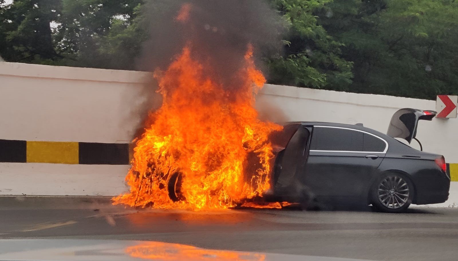 Un adolescent de 15 ani din Brașov riscă să își petreacă următoarele luni în arest preventiv după ce a fost suspectat de incendierea unei mașini, într-un incident care a alarmat atât comunitatea locală, cât și autoritățile