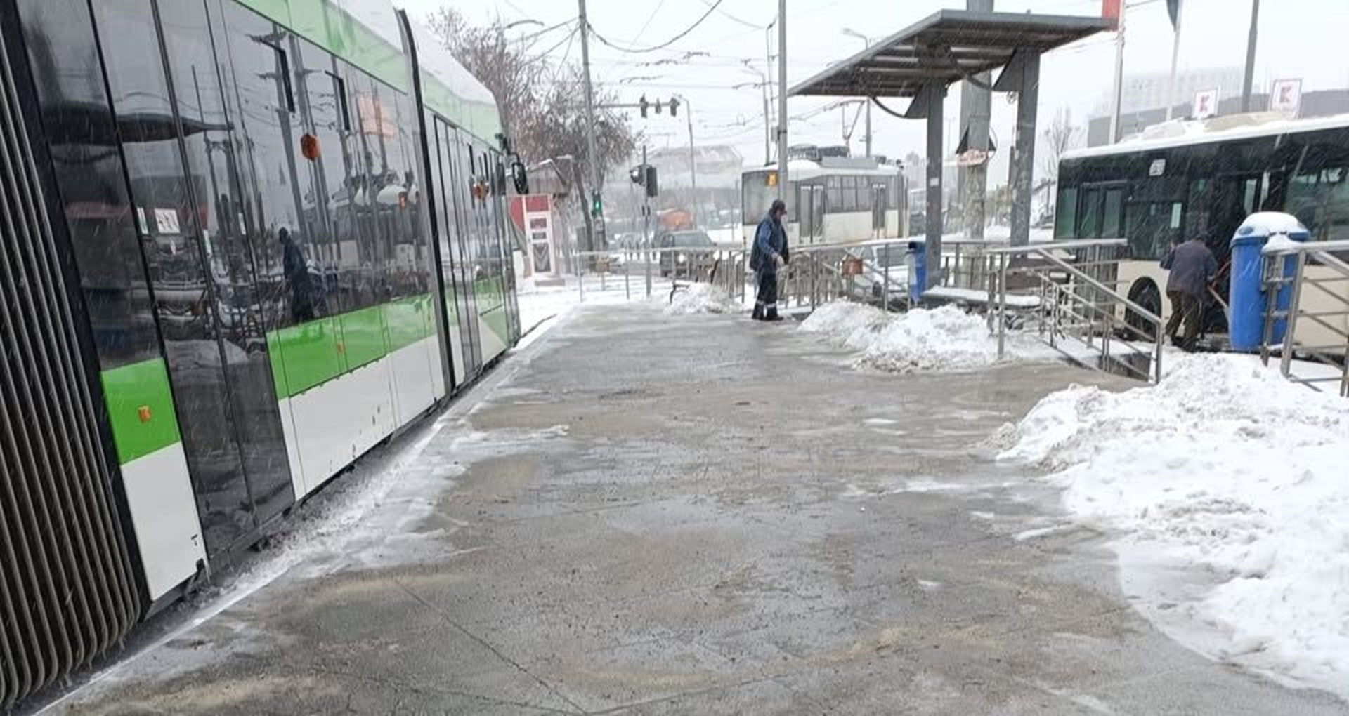 Bucureștiul se pregătește pentru valul de zăpadă care a fost estimat să cadă în zilele următoare, iar autoritățile au activat deja planuri speciale pentru a asigura continuitatea serviciilor de transport public și siguranța cetățenilor