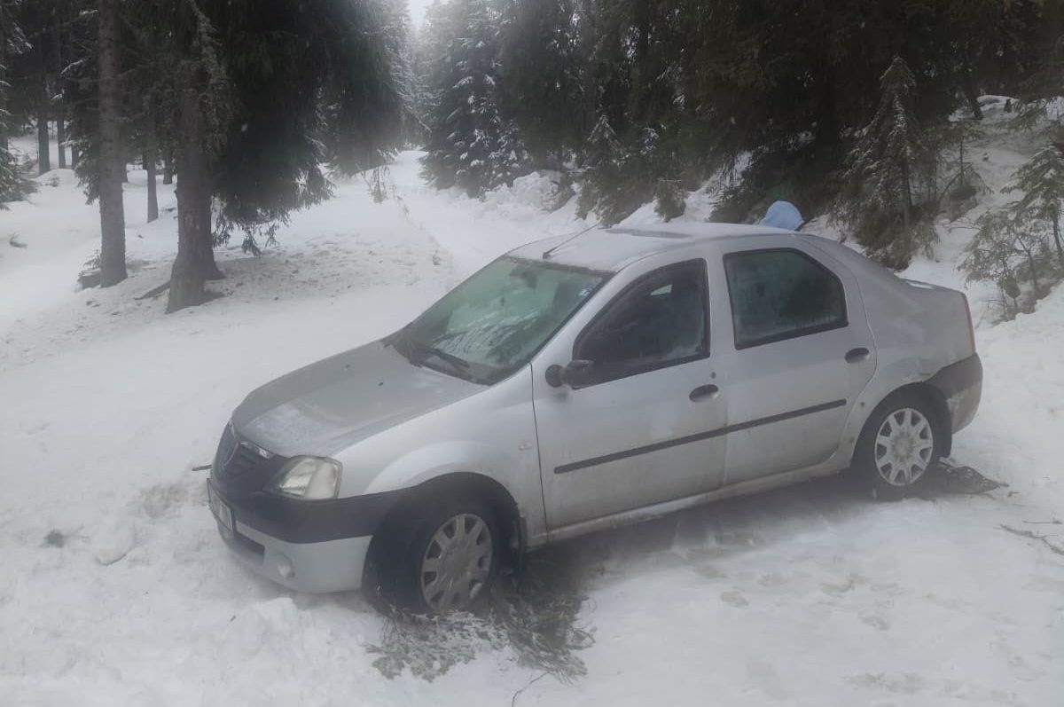 Doi tineri din Cluj-Napoca, surprinși de capriciile iernii într-o zonă izolatată din Munții Apuseni, au rămas definitiv înzăpeziți după ce GPS-ul lor le-a indicat o rută impracticabilă în condiții de iarnă