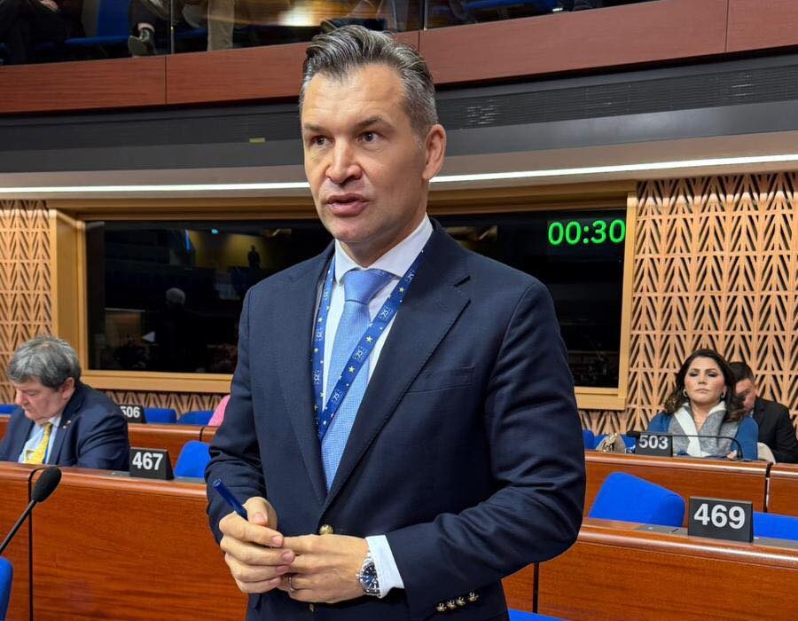 Ilie Bolojan, președintele PNL, a încercat în primele zile ale lunii februarie să promoveze o remaniere în cadrul filialelor partidului din București, însă planurile sale au fost respinse categoric de către colegi, iar ecourile acestor tensiuni continuă să reverbereze în peisajul politic al liberalei