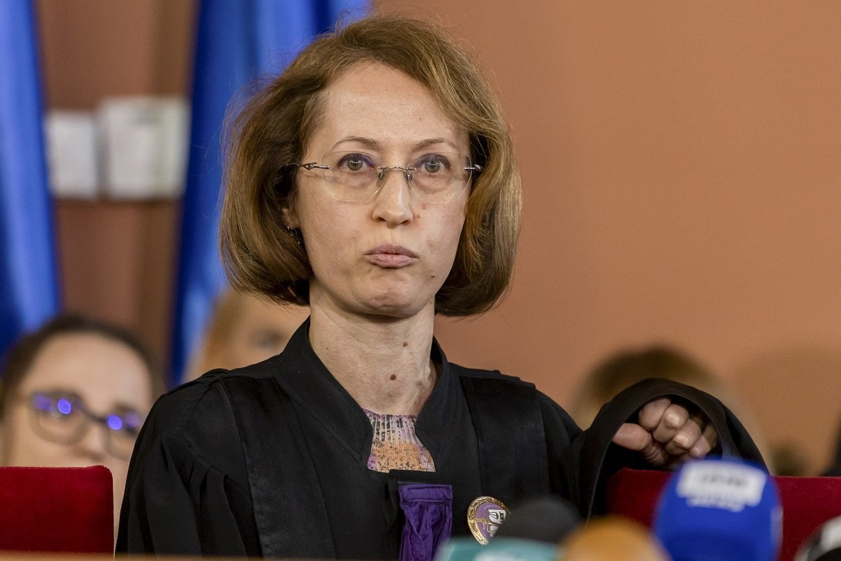 Judecătoarea Raluca Moroșanu propune reducerea puterilor președinților de instanțe și introducerea alegerii democratice a membrilor colegiilor de conducere O serie de propuneri menite să reformeze modul în care funcționează sistemul judiciar din România au fost avansate recent de judecătoarea Raluca Moroșanu, membru al Curții de Apel București