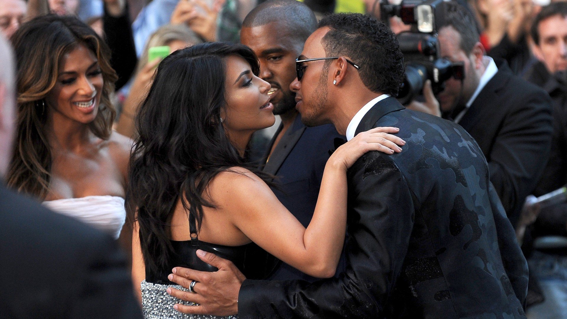 Lewis Hamilton și Kim Kardashian, o poveste de dragoste surprinzătoare Celebrul pilot de Formula 1, Lewis Hamilton, și starul american al reality-show-urilor, Kim Kardashian, au fost surprinși împreună la un weekend romantic în Cotswolds, Marea Britanie