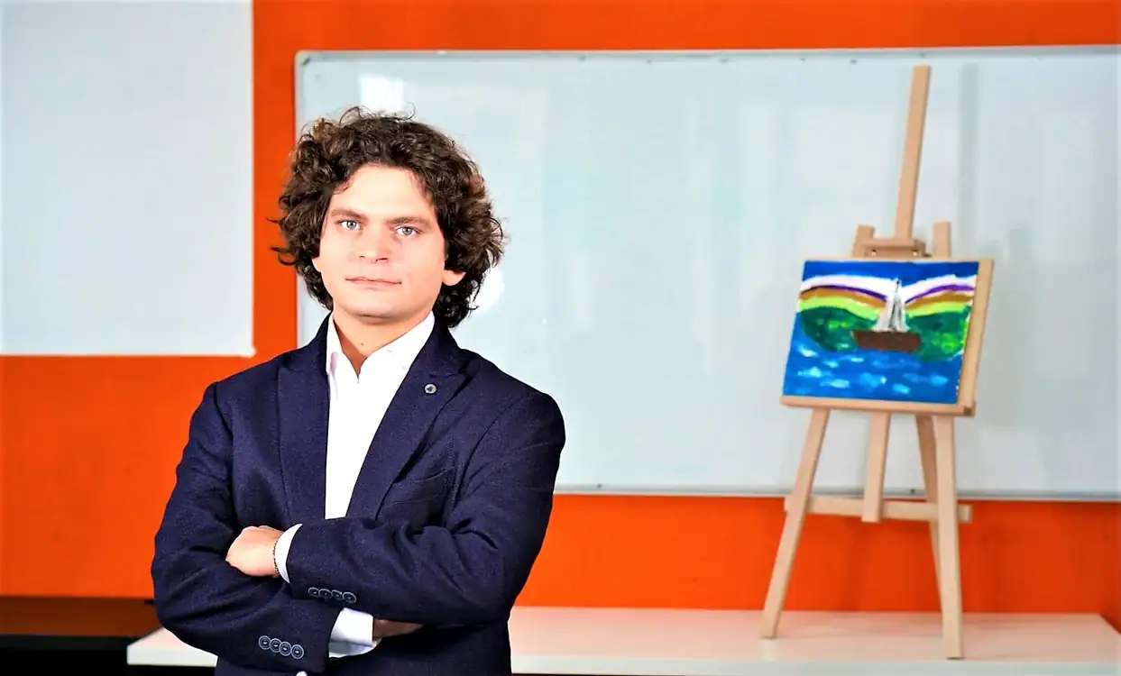 Condamnare definitivă pentru Kristof Lajos: 7 ani și 10 luni de închisoare pentru viol și agresiune sexuală asupra minorilor Un caz profund șocant a fost încheiat în instanță, la București, unde Kristof Lajos, cunoscut și sub titulatura de „antrenorul de genii”, a primit o sentință dură de aproape opt ani de detenție