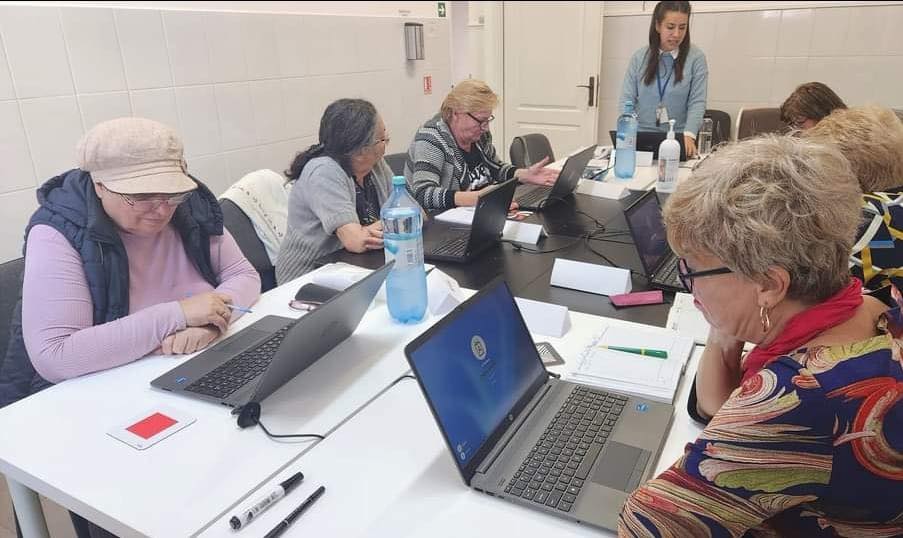 lectii-informatica-seniori-1.jpg - PresaObiectiva