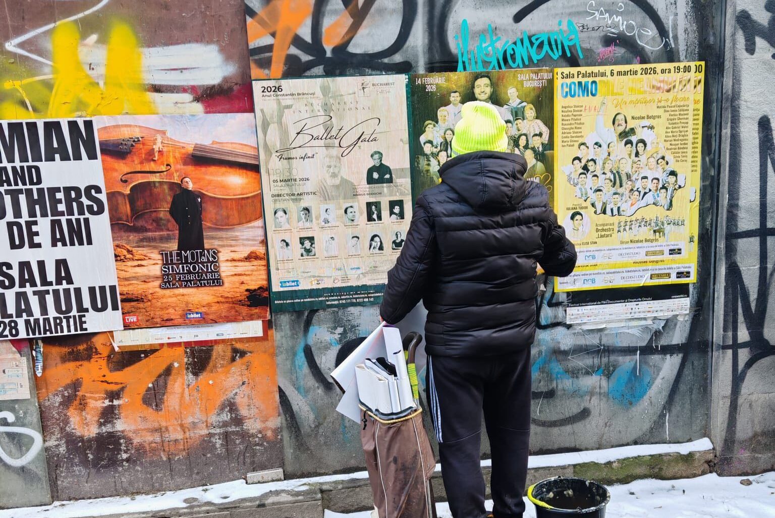Afișe ilegale în centrul Bucureștiului: amenzi usturătoare pentru lipitori și demolări rapide În inima Capitalei, problema afisajelor neautorizate persistă și devine din ce în ce mai dificil de gestionat pentru autorități