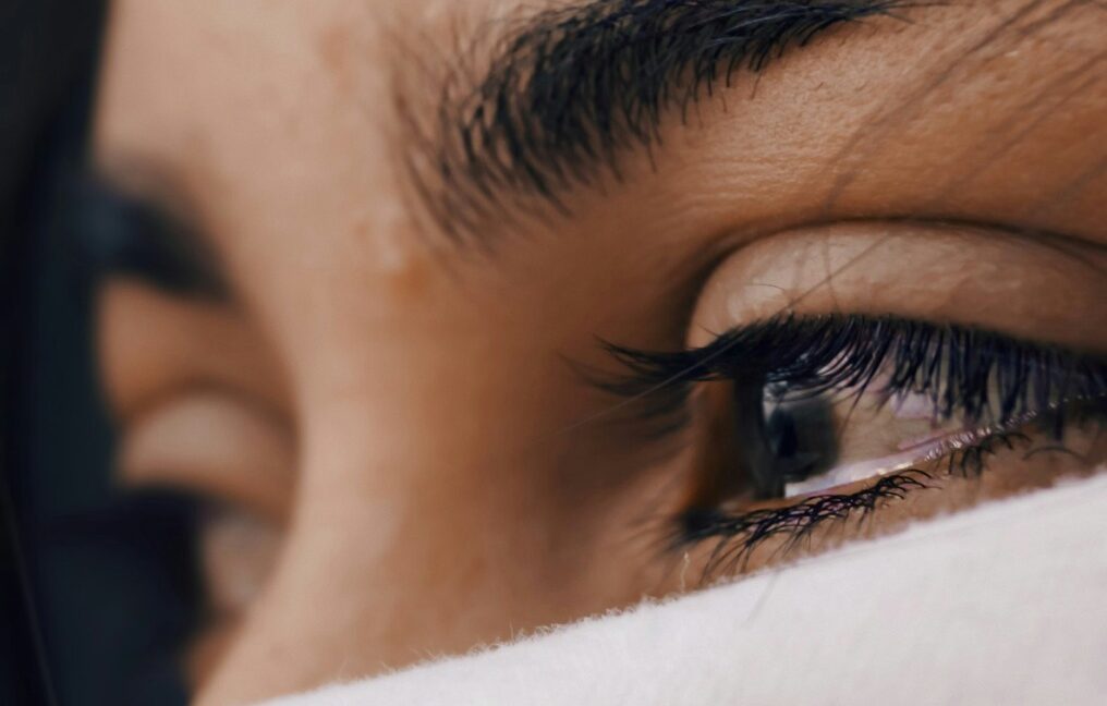 În ultimii ani, o problemă gravă a început să pună pe jar autoritățile medicale și părinții din întreaga țară: tot mai multe adolescente ajung la camerele de gardă ale spitalelor cu arsuri de cornee, infecții oculare severe și reacții alergice drastice, toate legate de utilizarea produselor de încalțat gene false