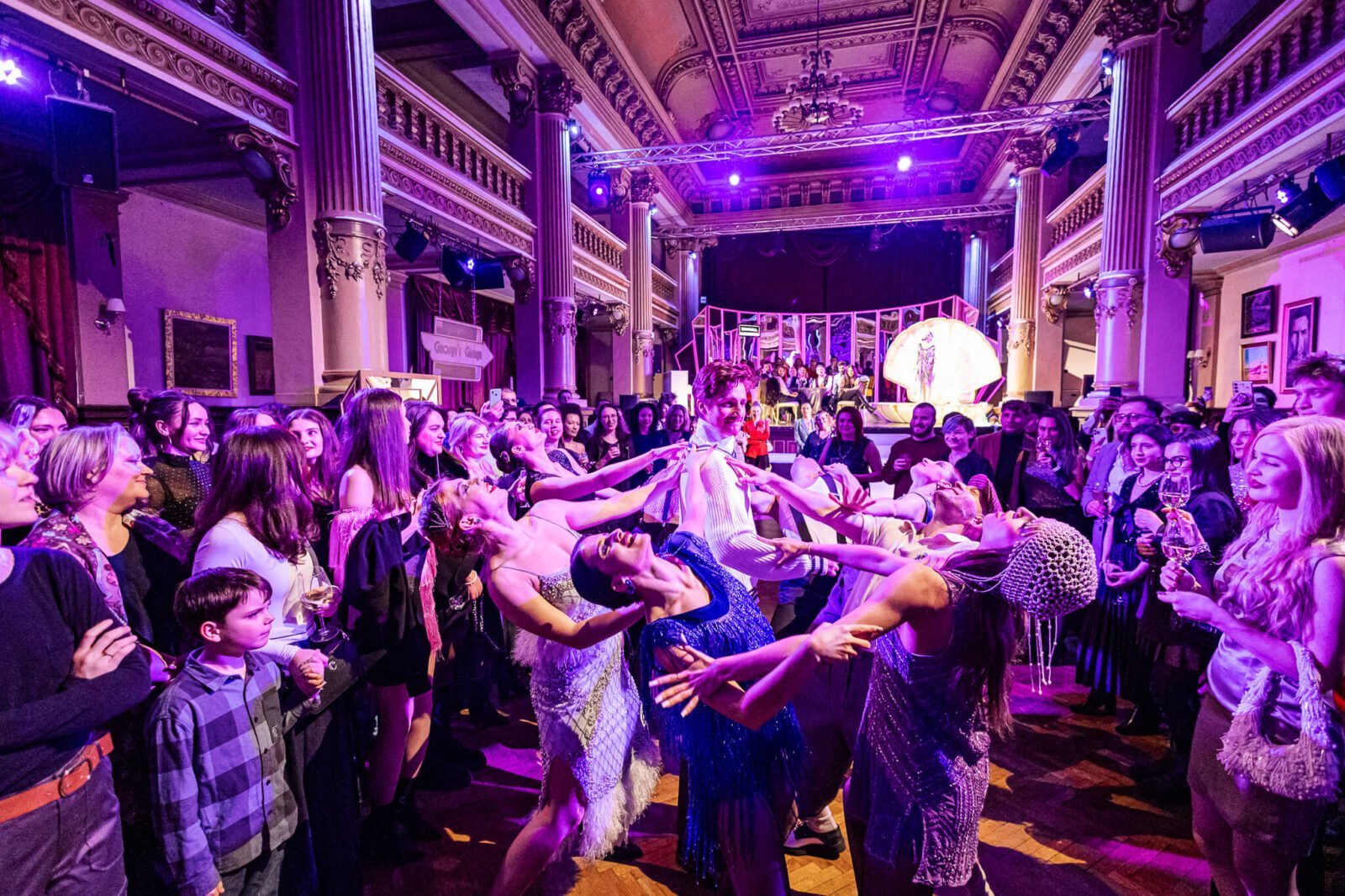 Bucureștenii sunt invitați din nou să trăiască experiența spectaculoasă a unei petreceri inspirate din anii ’20, intitulată „Marele Gatsby”