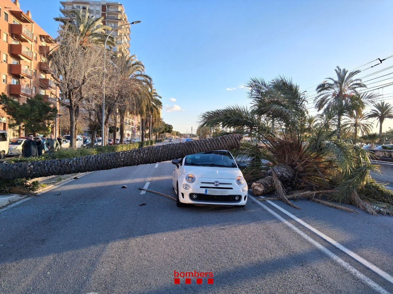 Vânt puternic izbește Catalonia, provocând haos pe drumuri și în infrastructură Vânturile extrem de puternice care au lovit joi regiunea Catalonia, în nord-estul Spaniei, au înregistrat rafale de până la 167 km/h, unavailable față de cele mai înalte valori din ultimii ani, provocând perturbări considerabile pe toate palierele infrastructurii