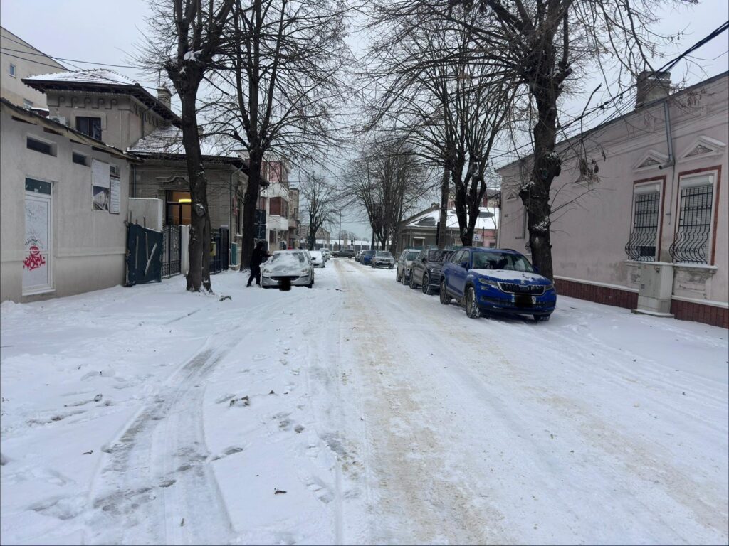 Constănțenii reclamă lipsa intervenției de deszăpezire: primăria susține că a acționat încă de la începutul ninsorii Ninsorile abundente din ultimele zile au tras cortina peste Constanța, iar locuitorii orașului se plâng de faptul că străzile nu au fost curățate corespunzător, punând administrația locală sub semnul întrebării