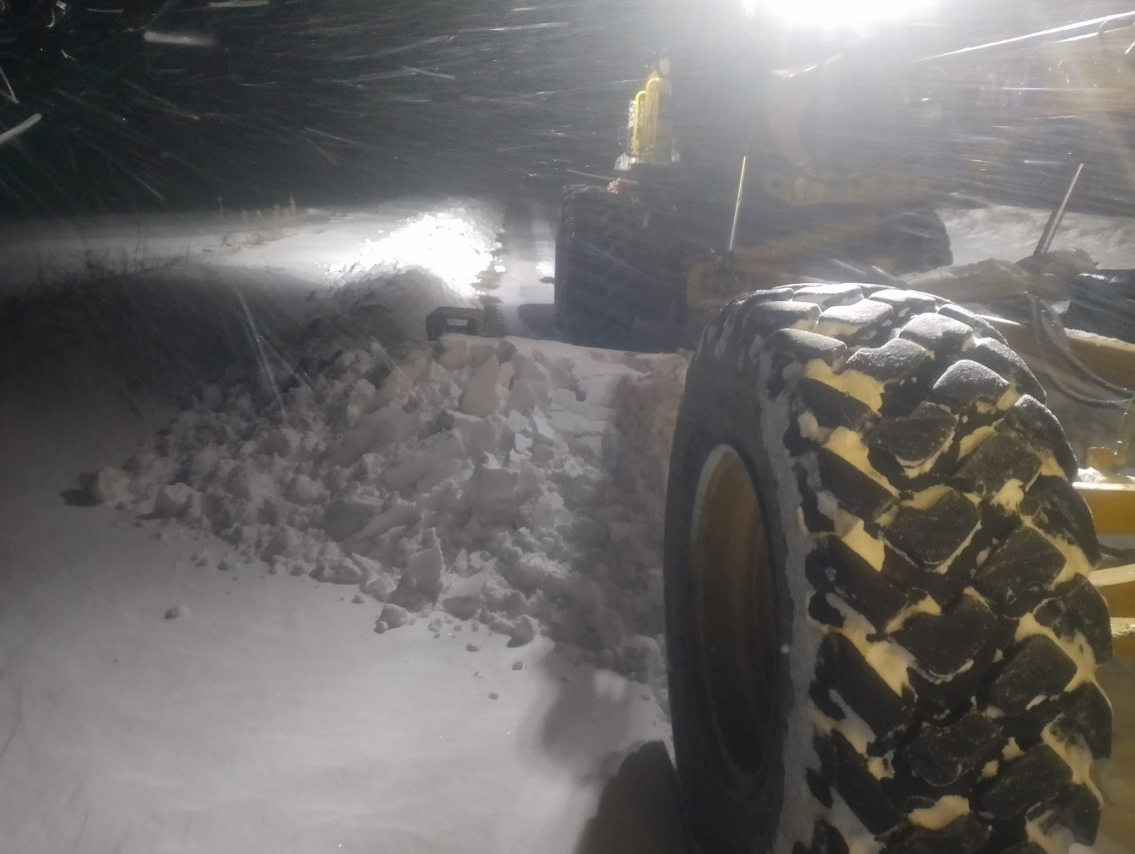 Cod roșu de ninsori: drumuri închise, avioane deviate, trenuri blocate