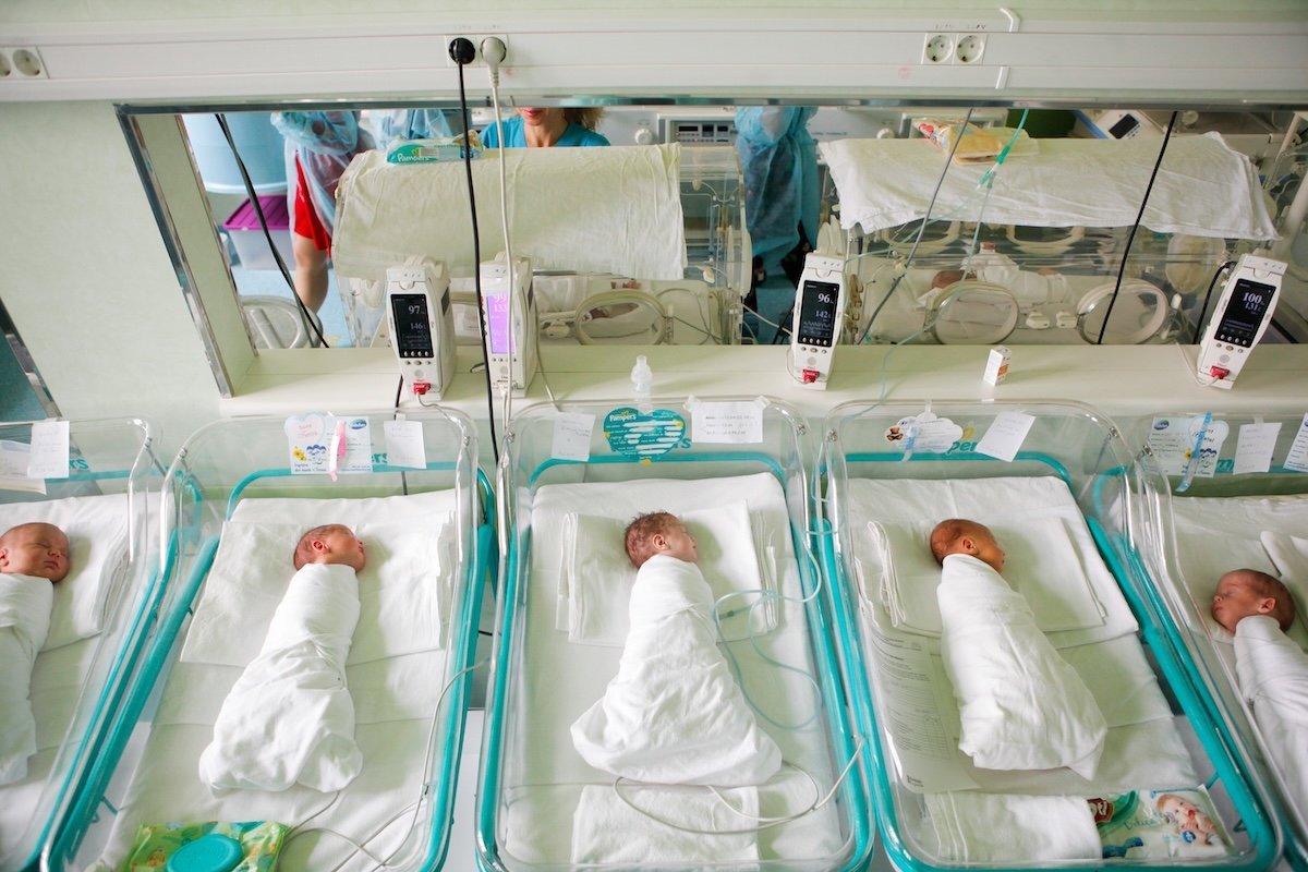 Mamele din București care au avut nașteri în ultimele luni așteaptă încă, la aproape un an de la depunerea dosarelor, plata stimulentului pentru nou-născuți, un ajutor financiar de 2.500 de lei promis de Primăria Capitalei