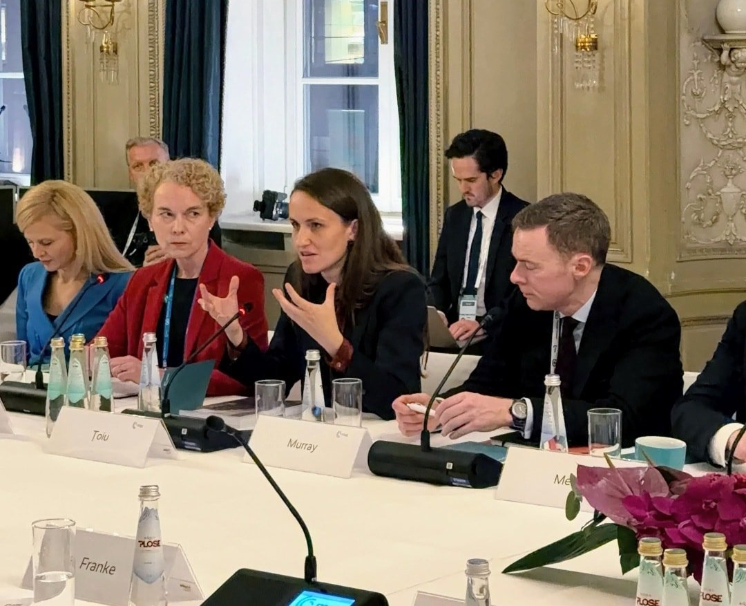 Oana Ţoiu afirmă la München că Uniunea Europeană trebuie să își susțină finanțarea pentru apărare în sprijinul NATO La summitul de la Munchen dedicat securității europene, ministrul Afacerilor Externe, Oana Ţoiu, a trasat cadrul politic pentru colaborarea între Uniunea Europeană și NATO, evidențiind rolul esențial al finanțării comune pentru apărare