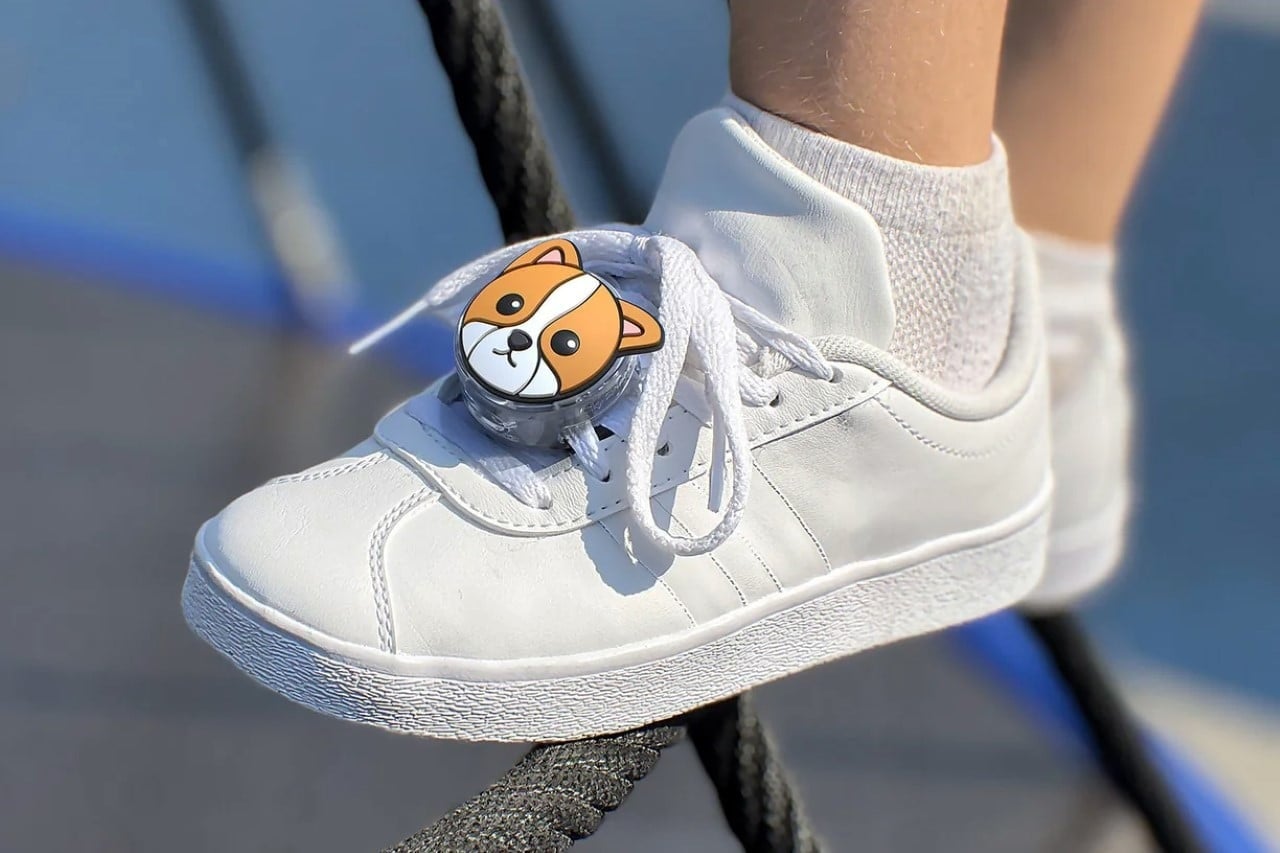 Controverse privind pantofii pentru copii cu AirTag: siguranță sau supraveghere?