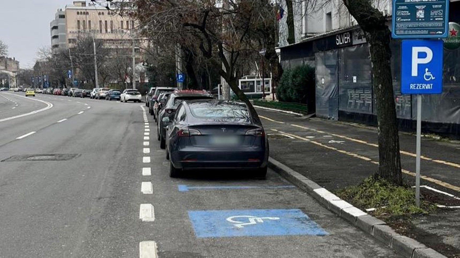 Șoferii care ocupă ilegal locurile destinat persoanelor cu dizabilități în București riscă amenzi îngrijorătoare, după ce Poliția Locală a Municipiului București a intensificat controalele zilnice, subliniind gravitatea încălcărilor