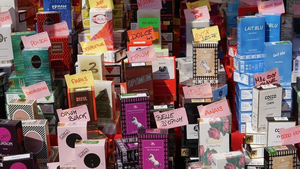 Polițiștii de frontieră din cadrul Sectorului Calafat au descoperit, în noaptea de marți spre miercuri, un transport masiv de parfumuri suspecte, ascunse într-un camion înmatriculat în Bulgaria