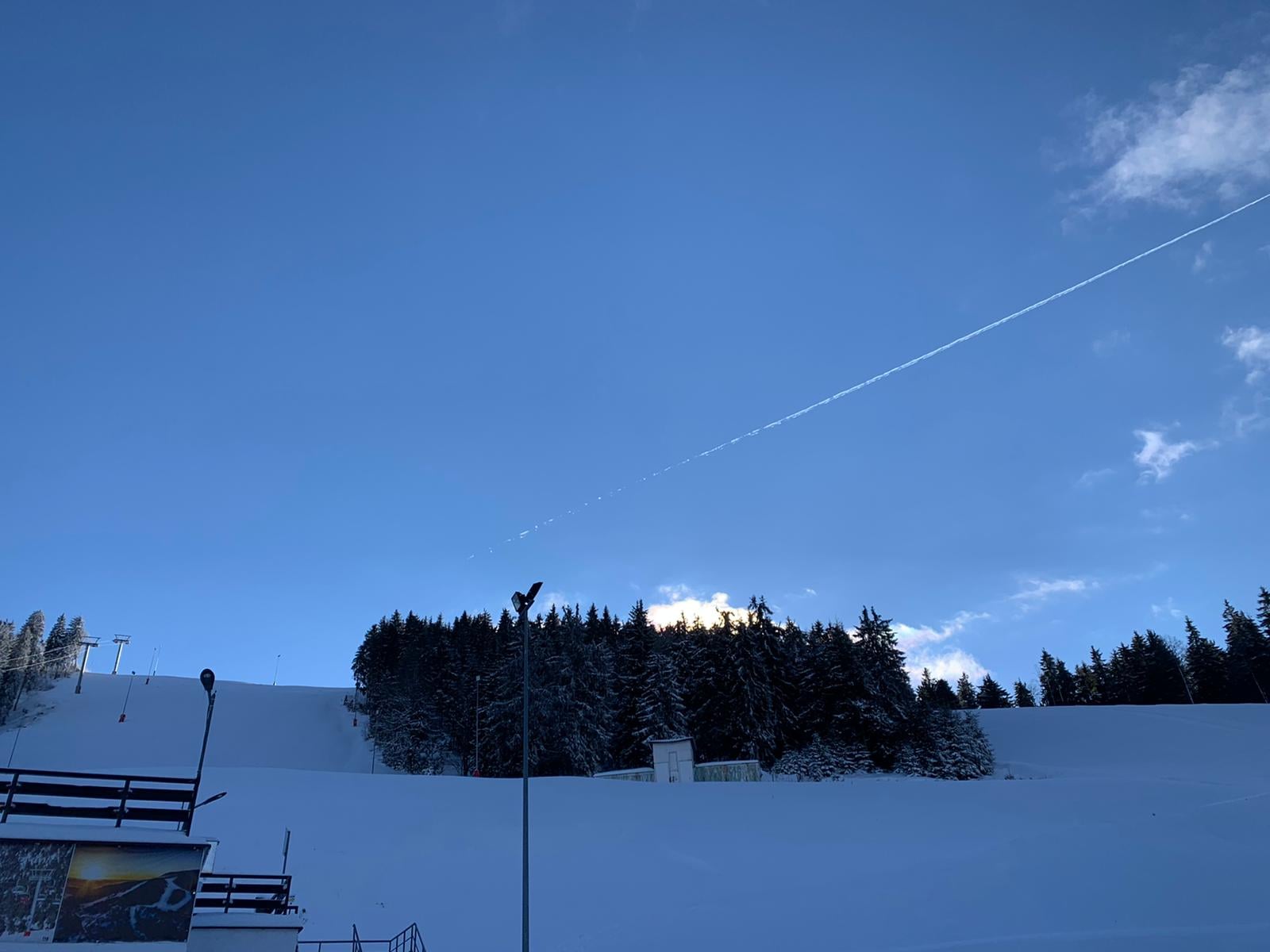 Primăria Câmpani, din județul Bihor, a descoperit recent că este coproprietară pe o suprafață de două hectare de teren ce cuprinde cea mai veche pârtie de schi din stațiunea Vârtop, situată în județul Alba