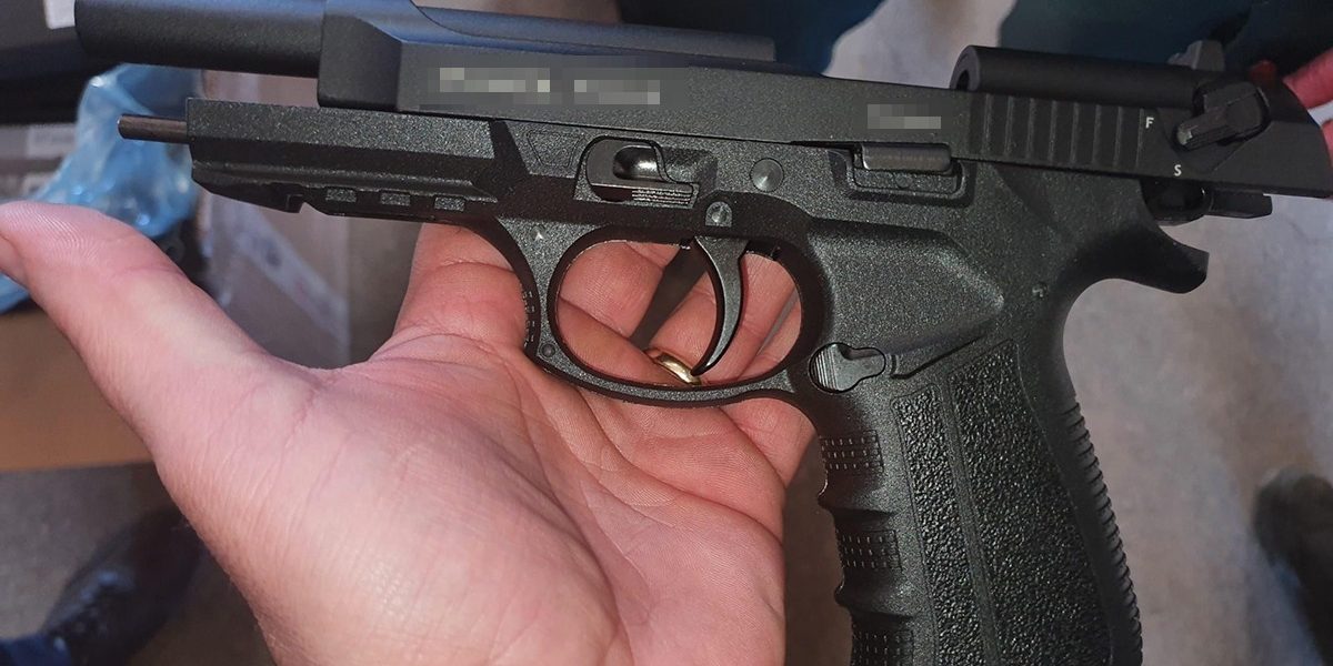 pistol-1.jpeg - PresaObiectiva