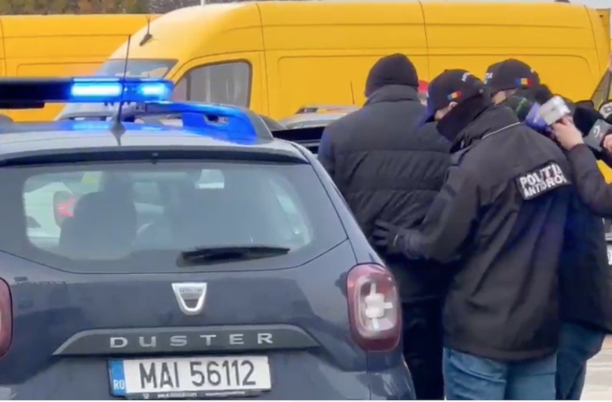 Patru persoane reținute într-un amplu dosar de înșelăciune legată de pariurile sportive, în contextul unui lant de percheziții care a avut loc în șase județe și în Municipiul București