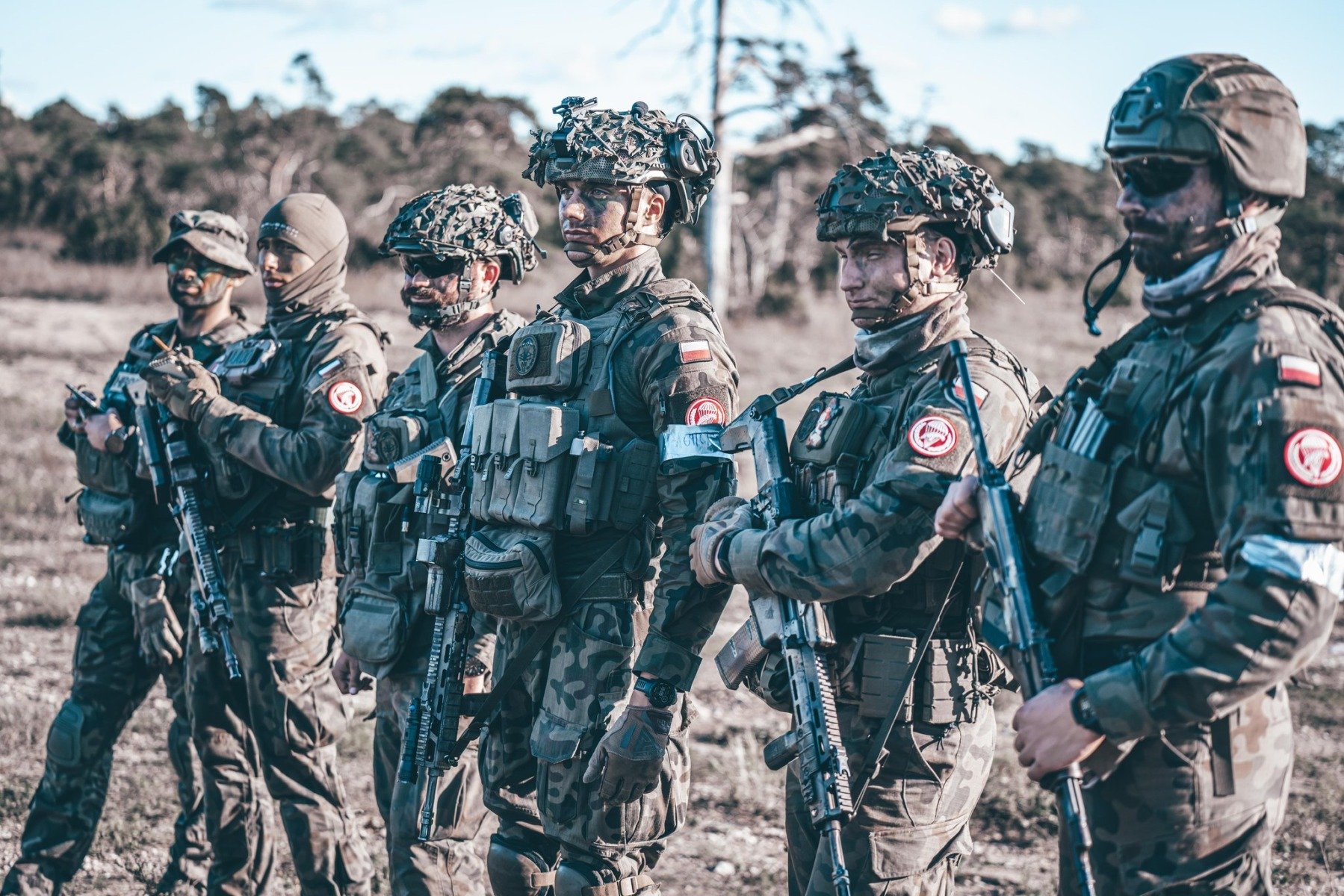 Polonia își vede securitatea sub semnul întrebării: ofițeri de top avertizează asupra unui pericol existențial Războiul din Ucraina a adus în prim-plan vulnerabilitatea Poloniei în fața amenințărilor Rusiei, iar cea mai recentă declarație a șefului Statului Major al Forțelor armate poloneze scoate în evidență o situație alarmantă