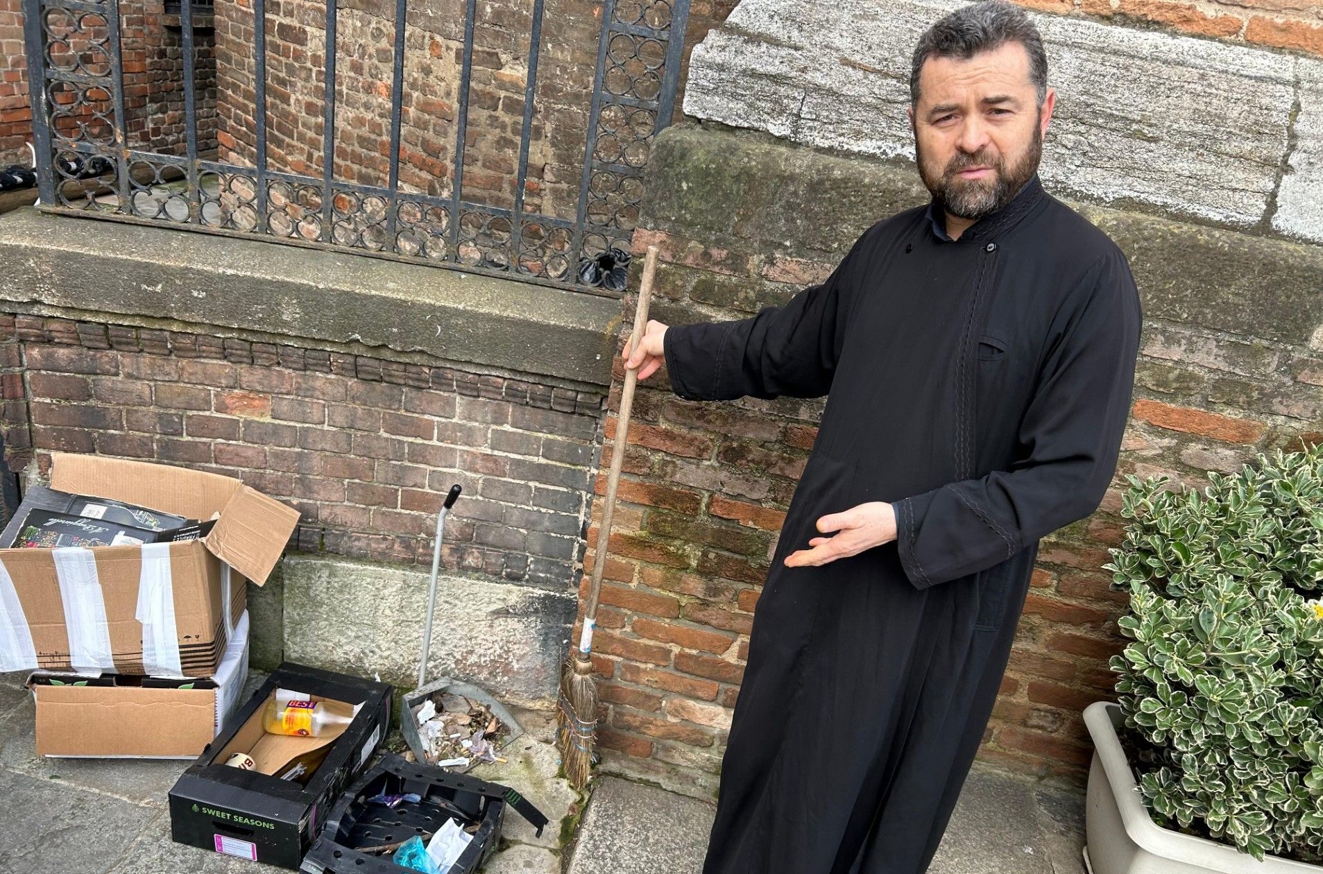 Preot din Italia acuză tinerii nord africani de vandalism frecvent Un preot romano-catolic din Italia acuză în mod vehement tinerii de origine nord-africană că ar fi responsabili pentru o serie de incidente de vandalism care au loc în mod constant în incinta bisericii pe care o păstorește