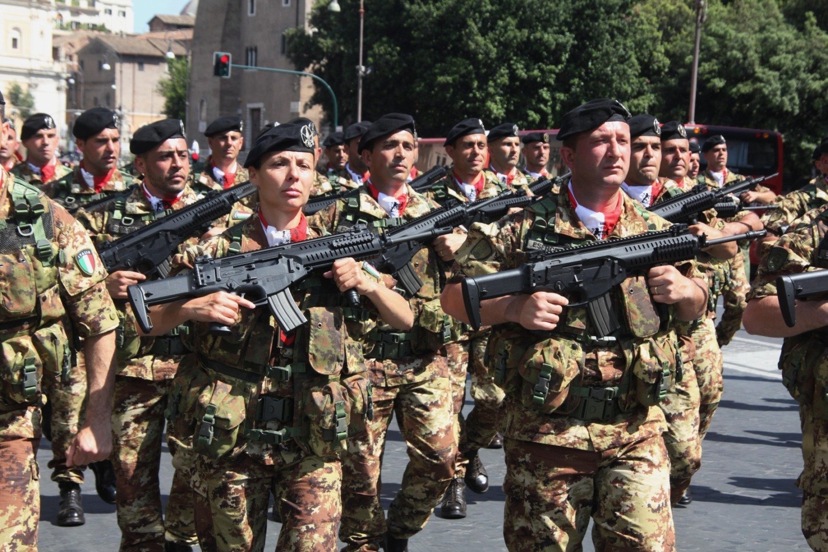 Italia adoptă un nou cadru legislativ pentru gestionarea crizelor migratorii Guvernul italian a aprobat miercuri un proiect de lege controversat, menit să ofere autorităților italiene posibilitatea de a suspenda temporar sosirile de migranți pe mare în situații de criză