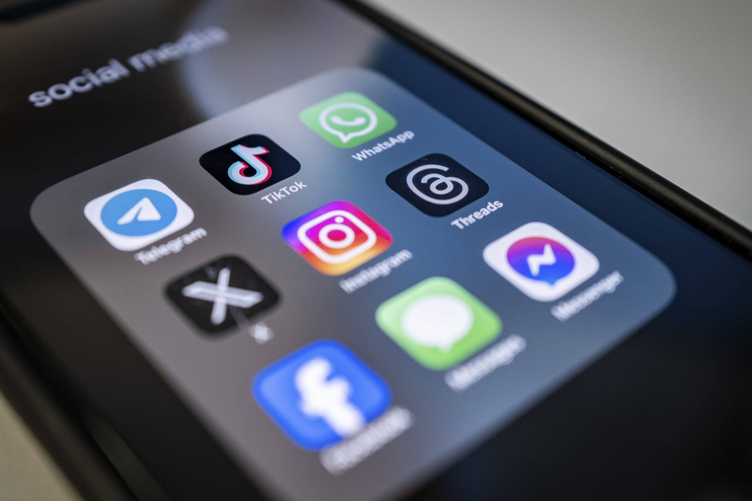 Verificarea vârstei online devine mai precisă și mai accesibilă, pe fondul noilor reglementări guvernamentale În contextul unei creșteri accelerate a utilizării rețelelor sociale de către tineri, eforturile de a controla și limita accesul minorilor la aceste platforme devin tot mai stringente