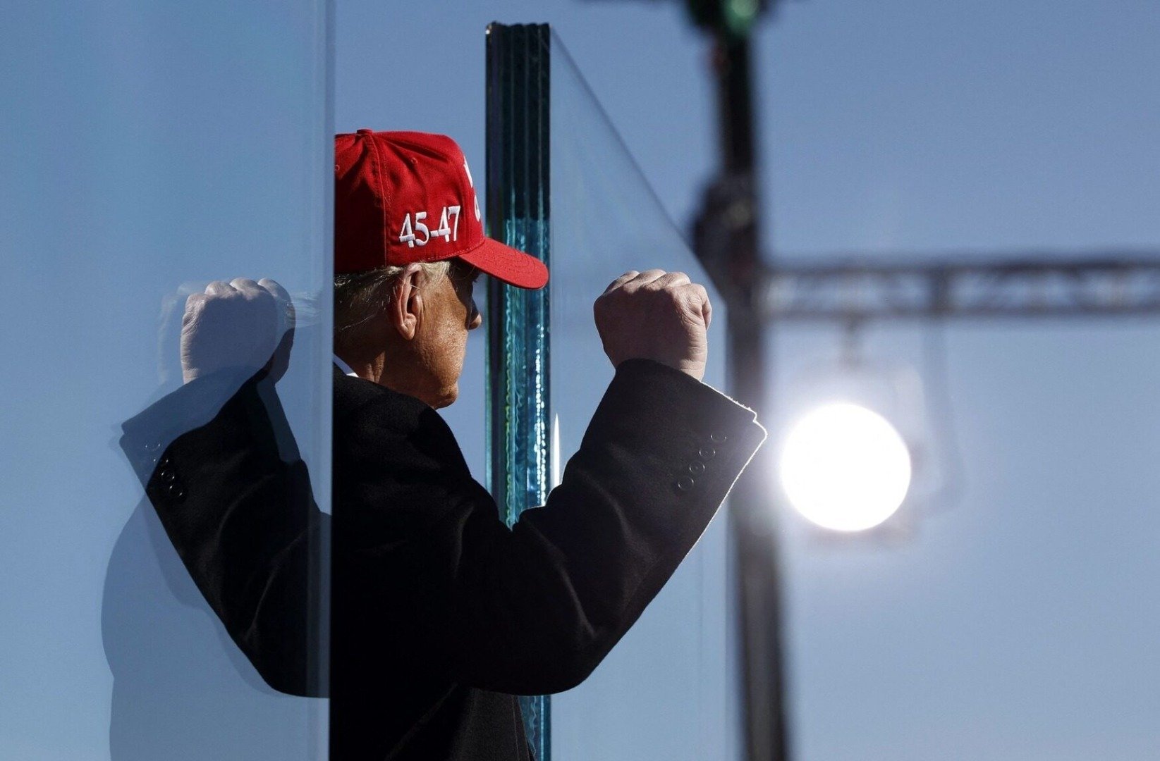 Președintele Donald Trump își intensifică atacurile asupra sistemului electoral american înaintea alegerilor de la jumătatea mandatului, manifestând o agresivitate sporită care trenează de mai multe luni, dar care în ultimele săptămâni a luat proporții fără precedent