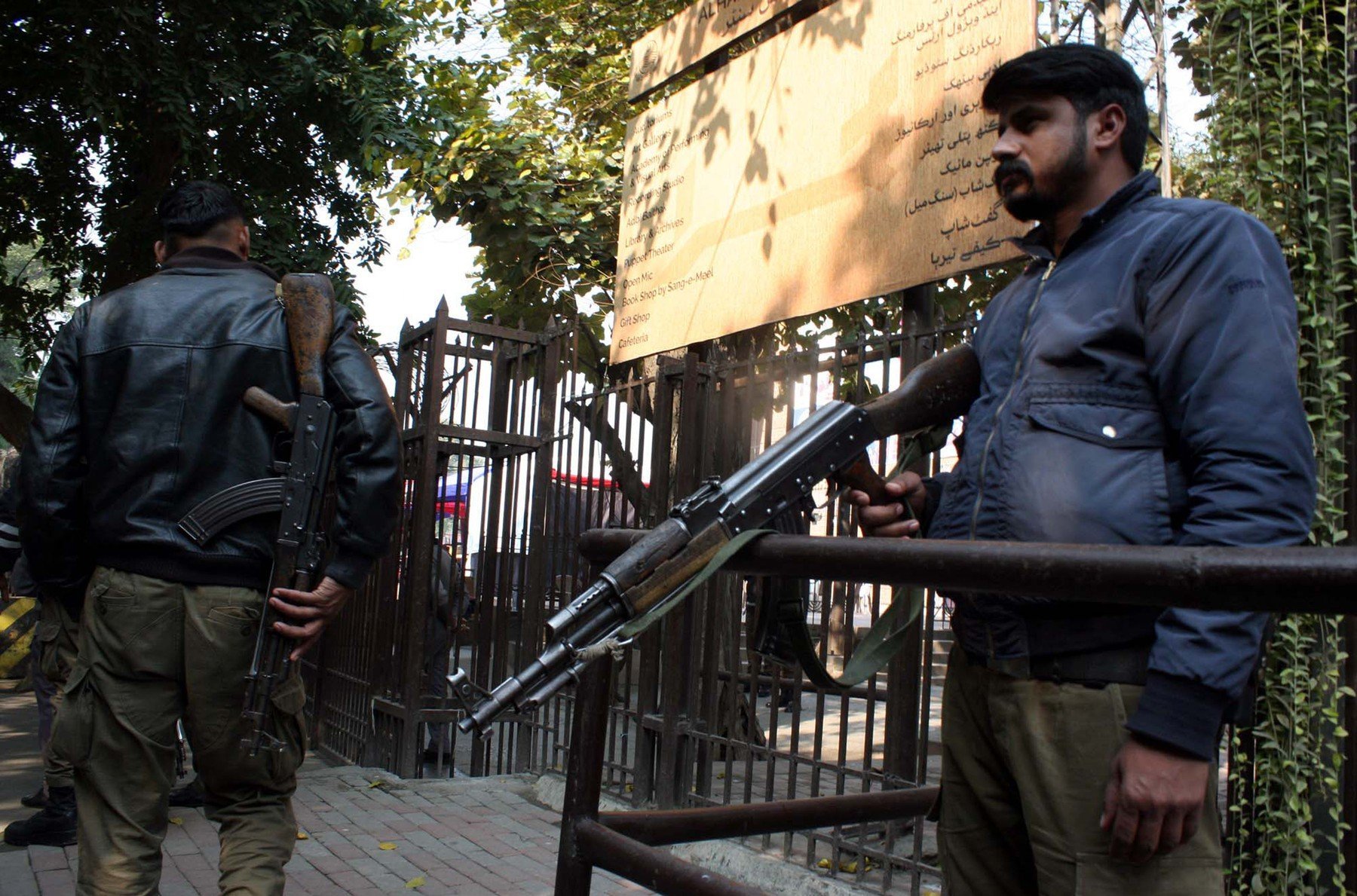 Forțele de securitate pakistaneze recuperează controlul asupra orașului din Baluchistan, după trei zile de conflicte cu insurgenți Într-un efort susținut de a restabili ordinea în regiunea enclavică a Baluchistanului, autoritățile pakistaneze au folosit drone și elicoptere pentru a prelua controlul asupra unui oraș important, aflat în mâinile insurgenților separatiști, după o serie de confruntări violente care au durat trei zile