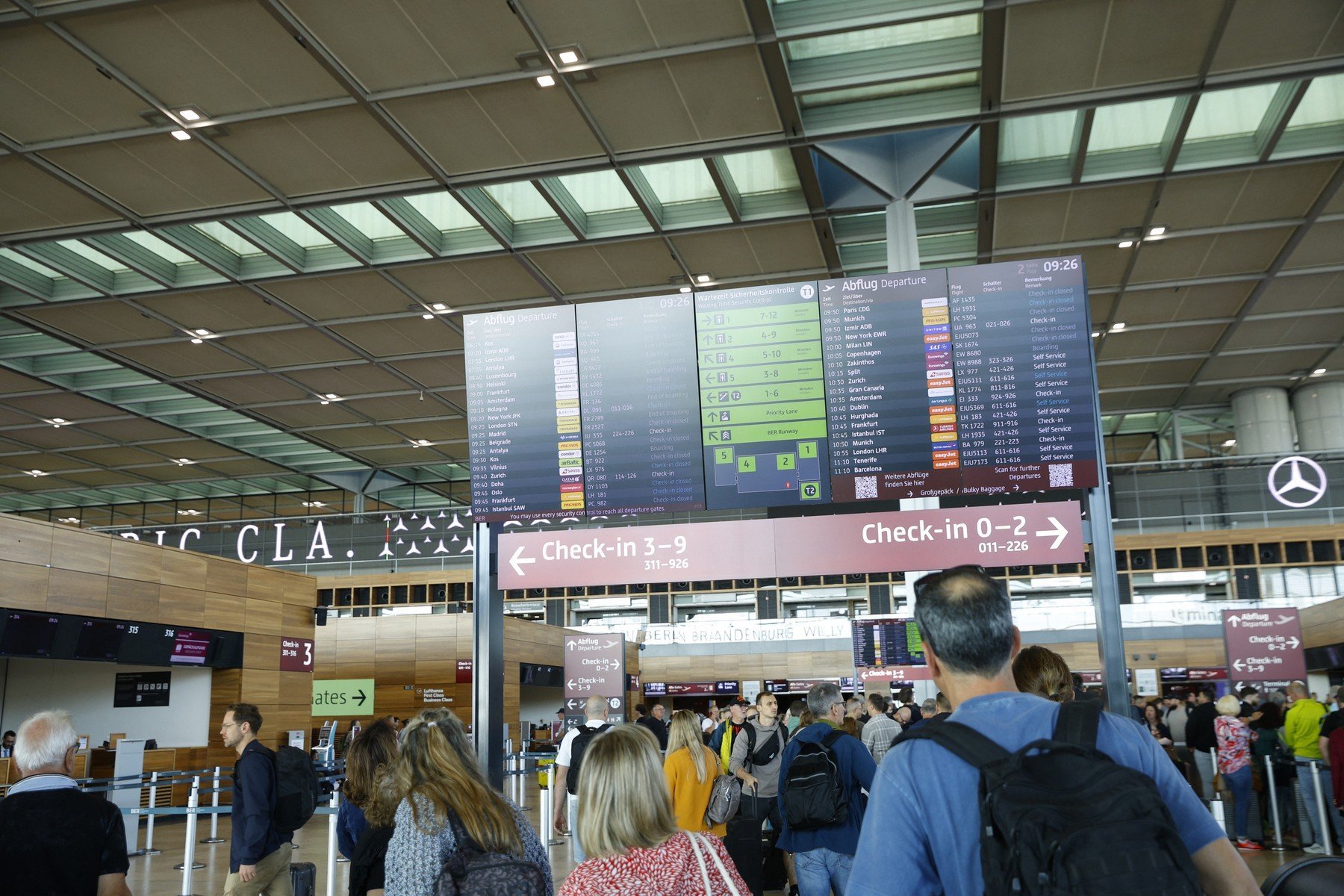 Fenomen meteo sever LOVEȘTE Aeroportul Berlin-Brandenburg: zboruri anulate și călători blocați O furtună violentă a cauzat haos pe Aeroportul Berlin-Brandenburg sâmbătă, determinând autoritățile să anuleze toate cursele aeriene programate în acea zi