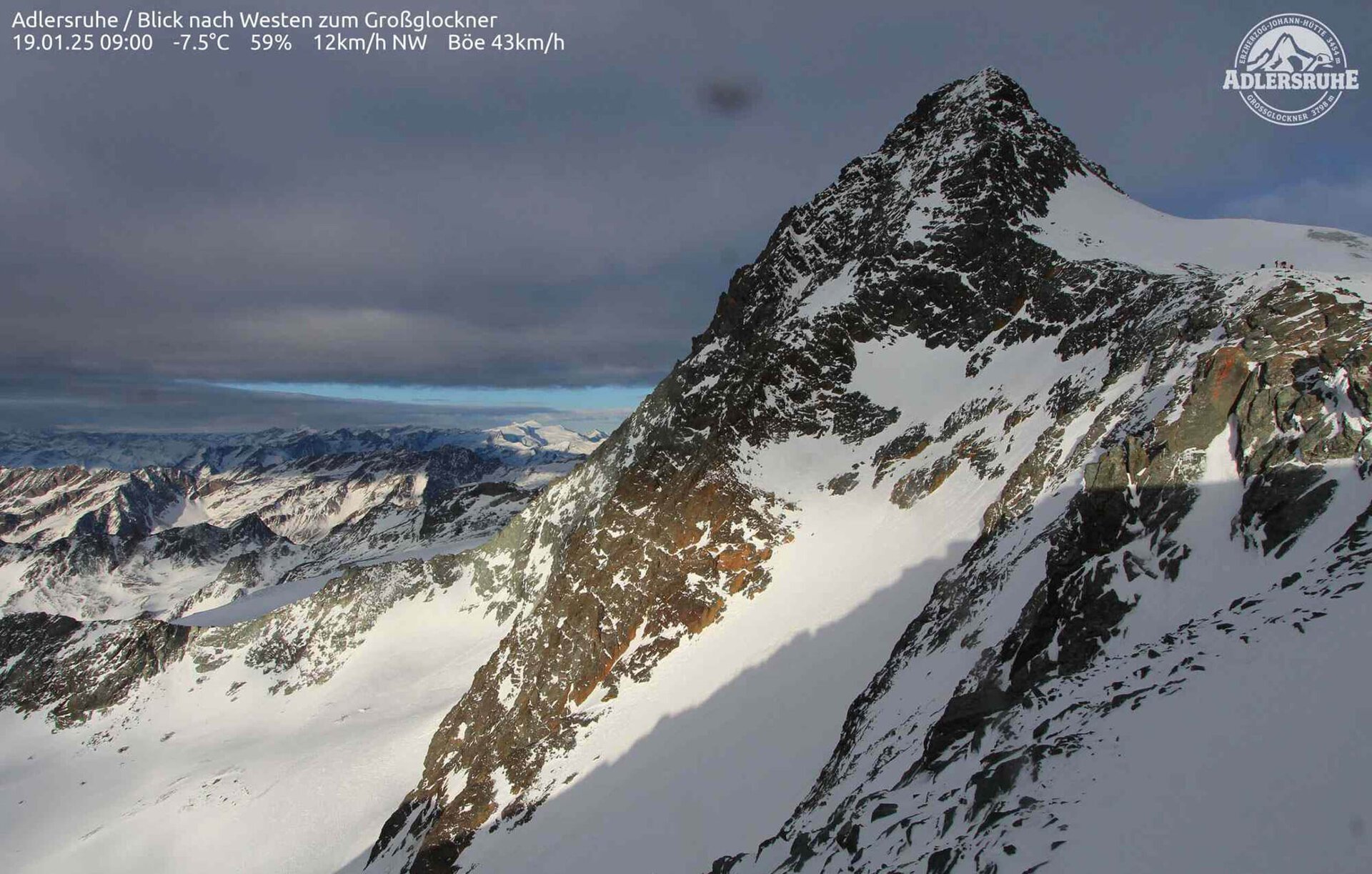 Iubitul unei femei de 33 de ani judecat pentru moartea acesteia pe muntele Grossglockner, cel mai înalt vârf al Austriei Timp de mai bine de un an, misterul morții tinerei Kerstin G., care și-a pierdut viața în condiții tragice pe vârful Grossglockner, a fost învăluit în întuneric