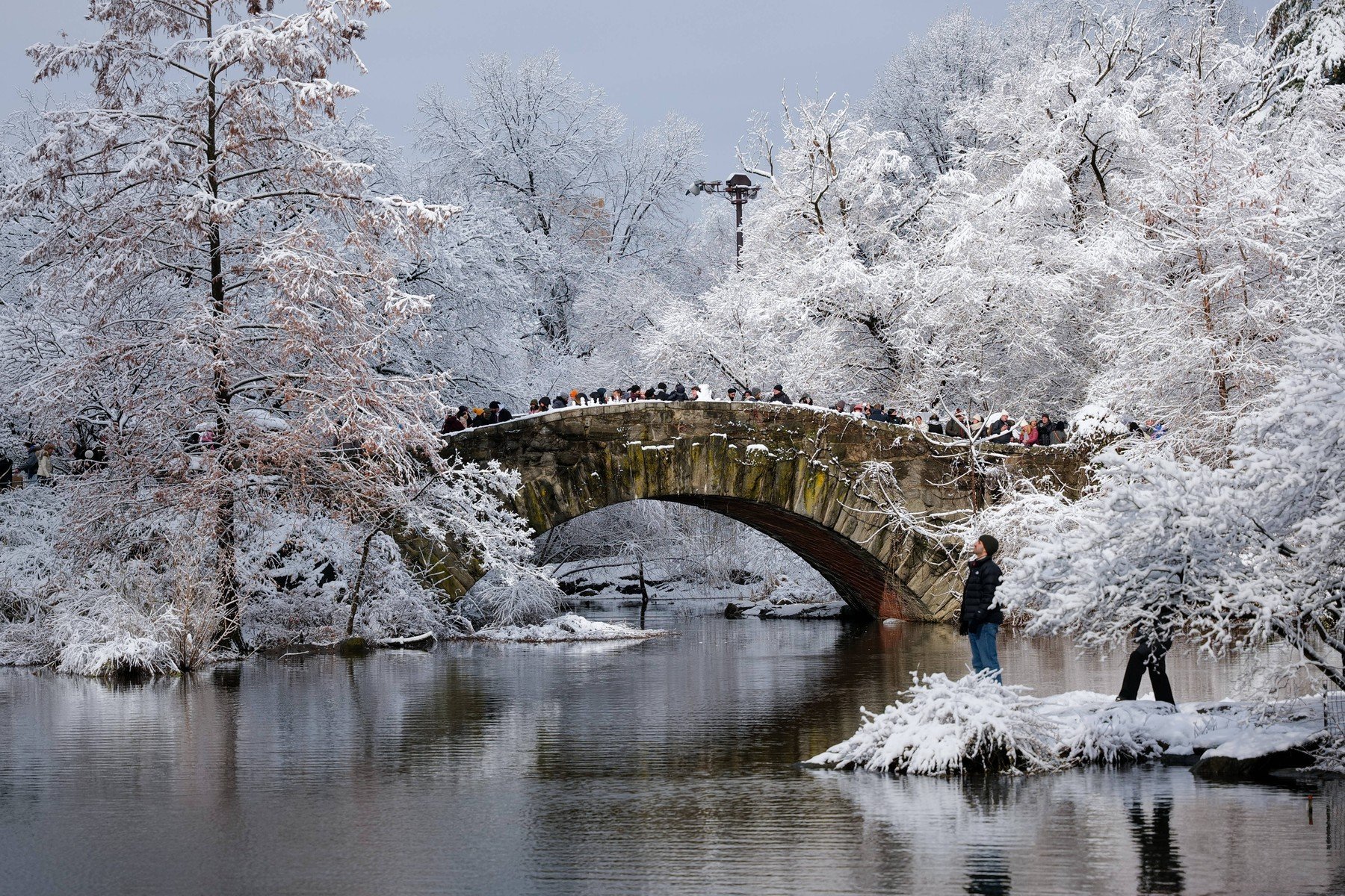 Val de frig extrem în New York: 14 persoane și-au pierdut viața în ultimele zile Temperaturile record și valul de frig din ultima săptămână au făcut ravagii în orașul New York, unde cel puțin 14 persoane și-au pierdut viața în condiții ce au fost puse pe seama hipotermiei
