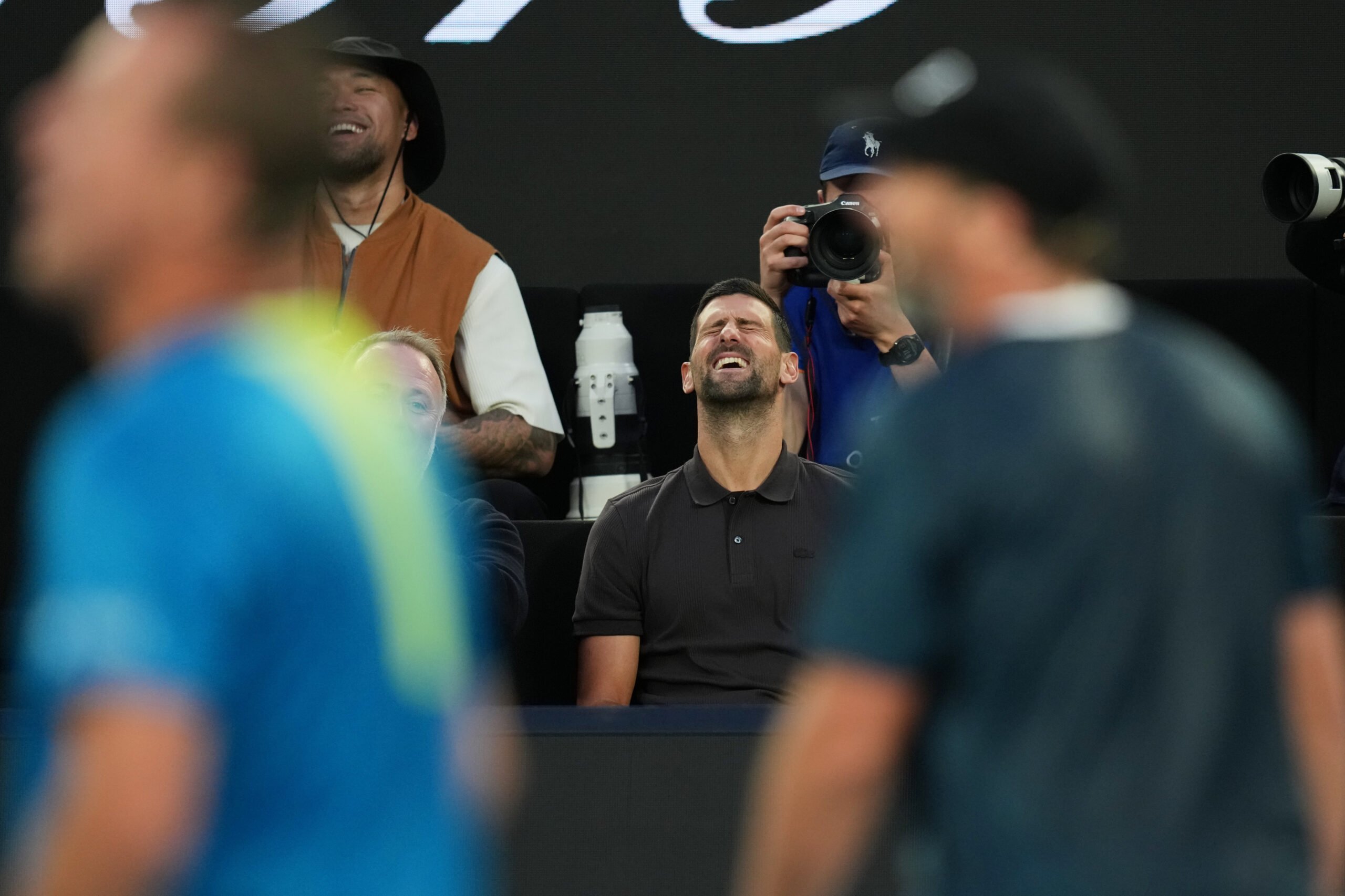 Așteptată cu sufletul la gură de pasionații de tenis din întreaga lume, finala masculină de la Australian Open, programată pentru duminică, aduce în prim-plan o confruntare ieșită din comun între Carlos Alcaraz și Novak Djokovic