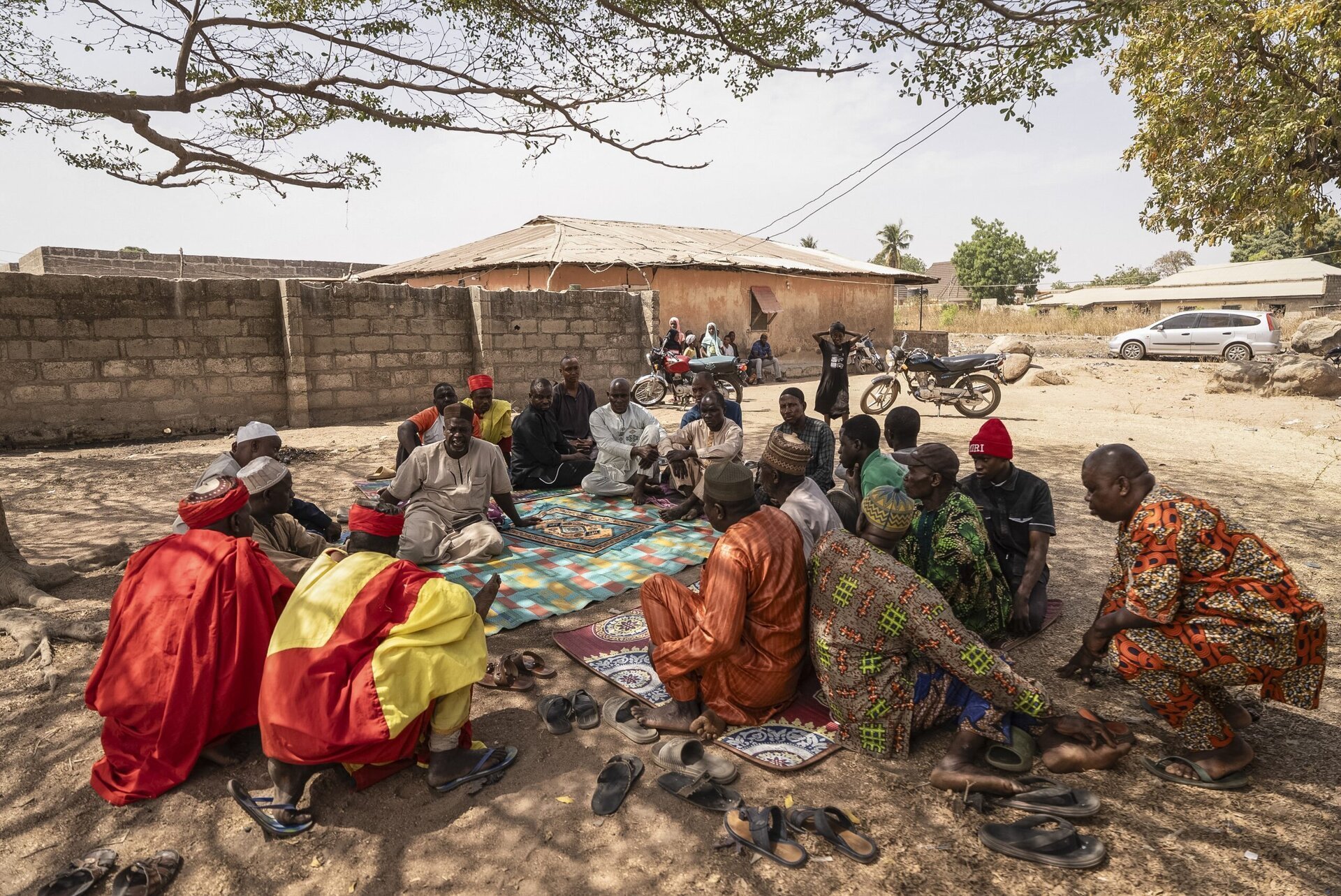 Zeci de morți într-un atac sângeros în Nigeria: Conflicte între comunități și extremiști O tragedie de proporții a zguduit sate din statul Kwara, în vestul Nigeriei, unde un atac armat brutal a dus la moartea a zeci de persoane, într-o zonă deja vulnerabilă la conflicte intercomunitare și activități extremiste