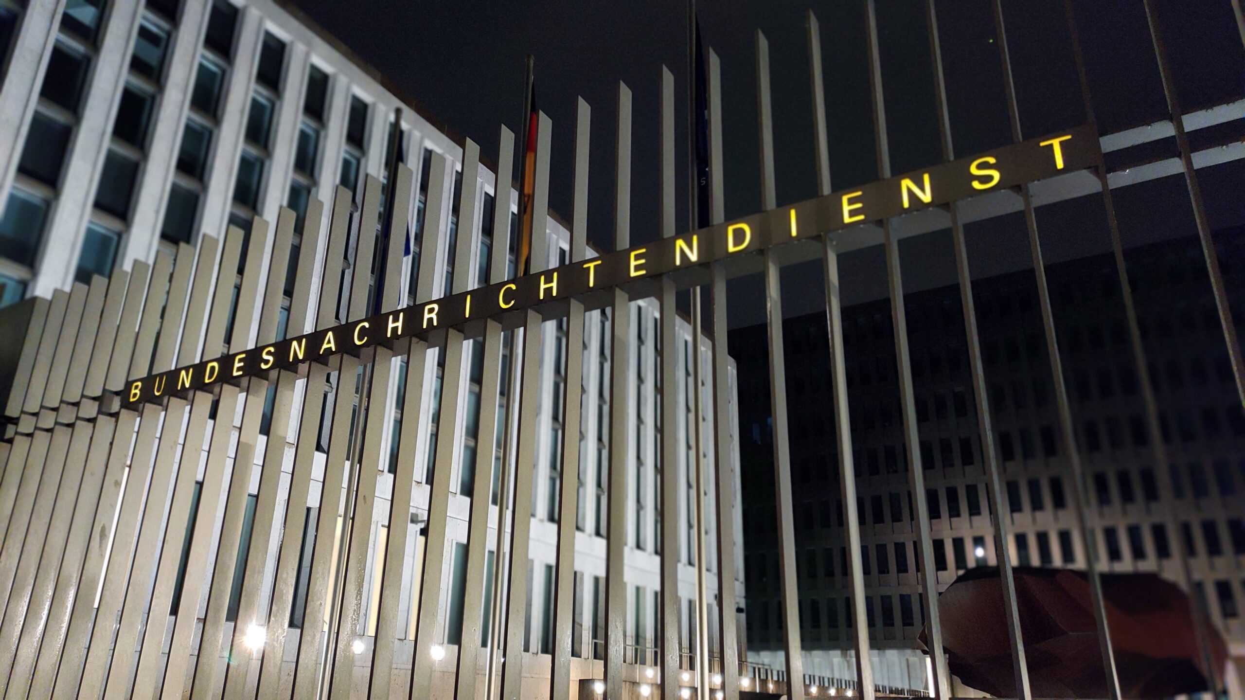 Germania pregătește terenul pentru o nouă frontieră de informații, în contextul riscurilor de ruptură cu Washingtonul Guvernul german a anunțat recent o serie de măsuri menite să întărească și să reformeze structura agenției sale de informații externe, Bundesnachrichtendienst (BND)