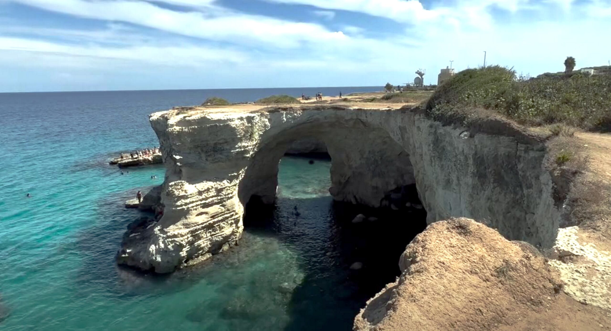 Arcul Îndrăgostiților, emblematicul reper natural de pe coasta Adriaticii din sudul Italiei, s-a prăbușit în ziua de Valentine’s Day, marcând o pierdere dureroasă pentru peisajul și cultura regiunii Puglia