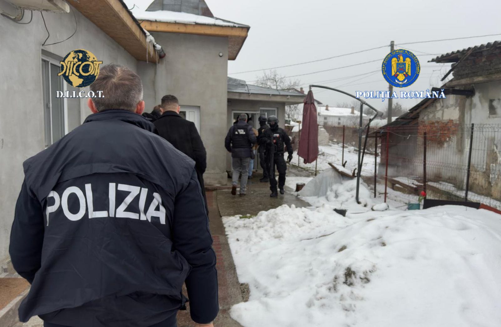 Un lot de români bănuiți de piraterie și fraudă informatică, implicat în vânzarea ilegală de programe TV și acces neautorizat la sisteme informatice, a fost vizat de o amplă operațiune a autorităților române și italiene