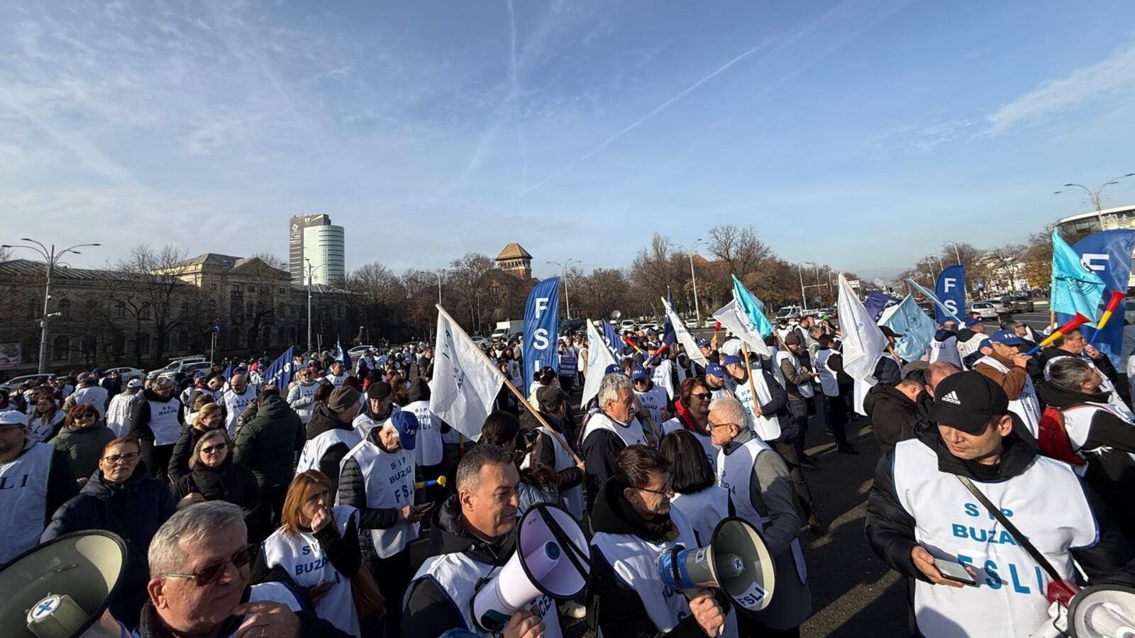 Protest de amploare în fața Guvernului: sindicaliștii din învățământ și studenții acuză reforma educației Astăzi, în Capitală, acțiuni de protest masive au loc în fața Palatului Victoria, adunând angajați din sistemul de educație și studenți, pentru a-și exprima nemulțumirea față de modificările legislative recente care afectează grav condițiile de lucru și accesul în universități