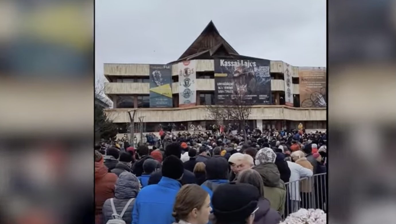 Nemulțumirea celor care trăiesc în Odorheiu Secuiesc se face auzită din nou în stradă, în contextul creșterii tarifelor fiscale și a scăderii nivelului de trai, probleme care afectează tot mai mulți cetățeni din regiunea Harghita