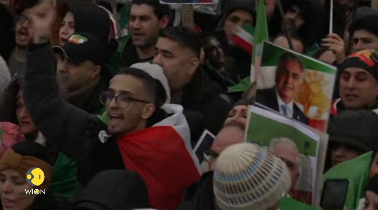 Protest de amploare în München: circa 200.000 de oameni cer schimbări în Iran și condamnă represiunea guvernului de la Teheran Într-un eveniment fără precedent, aproximativ 200.000 de persoane s-au reunit sâmbătă în parcul expozițional Theresienwiese din München pentru a-și manifesta solidaritatea față de protestatarii din Iran și pentru a condamna brutalitatea represiunii exercitate de guvernul islamic