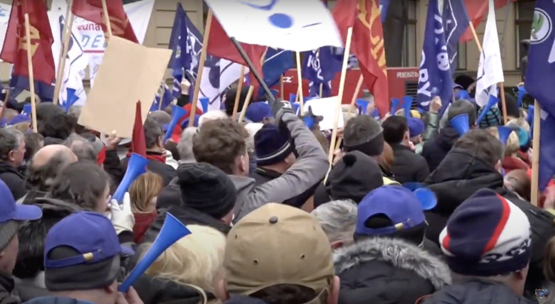 Mii de cehi protestează în sprijinul președintelui Petr Pavel, într-un an mai tensionat ca niciodată pentru politica țării Duminică, în cele peste 400 de orașe și municipalități din Cehia, au avut loc proteste masive în favoarea președintelui croit de un val de nemulțumire față de actuala guvernare populistă de dreapta