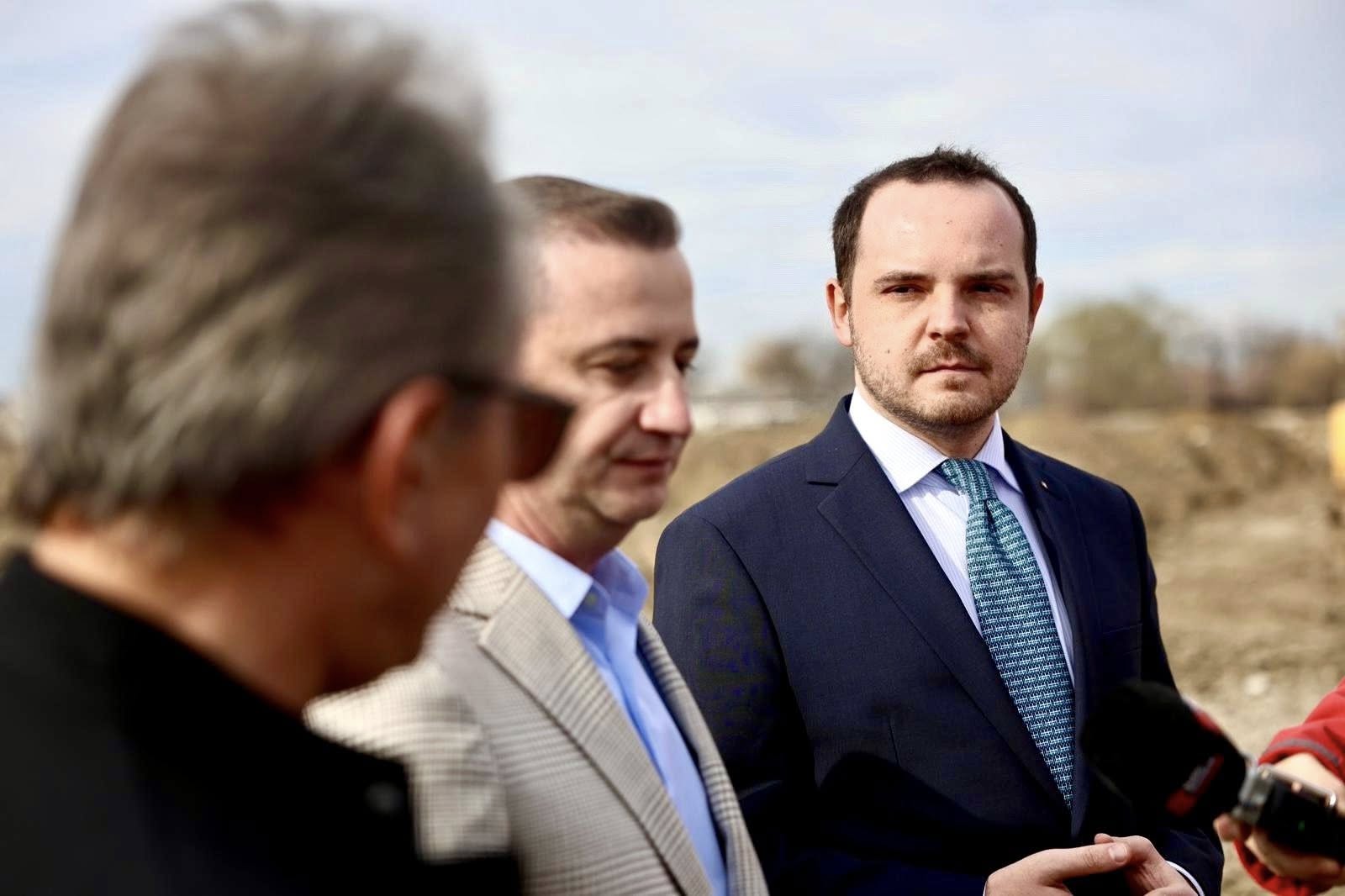 Ministrul Sănătății enunță planuri radicale pentru reformarea sistemului de asigurări în România, promițând eliminarea monopolului Casei Naționale de Asigurări de Sănătate și introducerea unei competiții între multiple entități, atât publice, cât și private